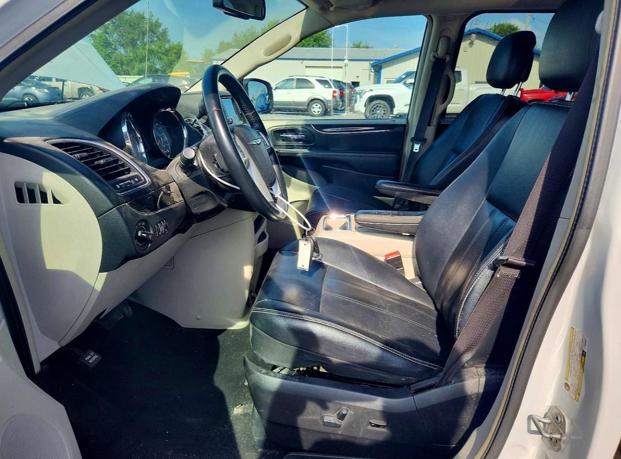 2015 Chrysler Town & Country Touring White vin: 2C4RC1BG5FR588894