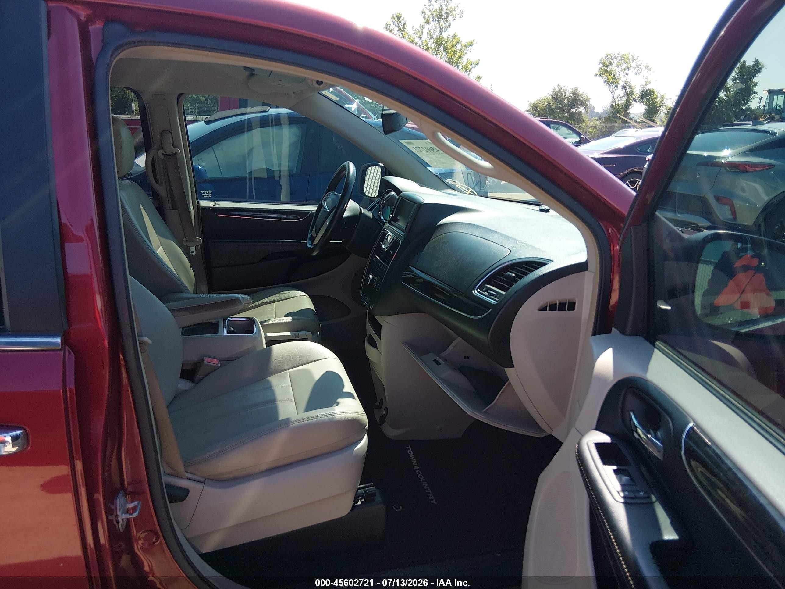 2015 Chrysler Town & Country Touring Red vin: 2C4RC1BG5FR629962