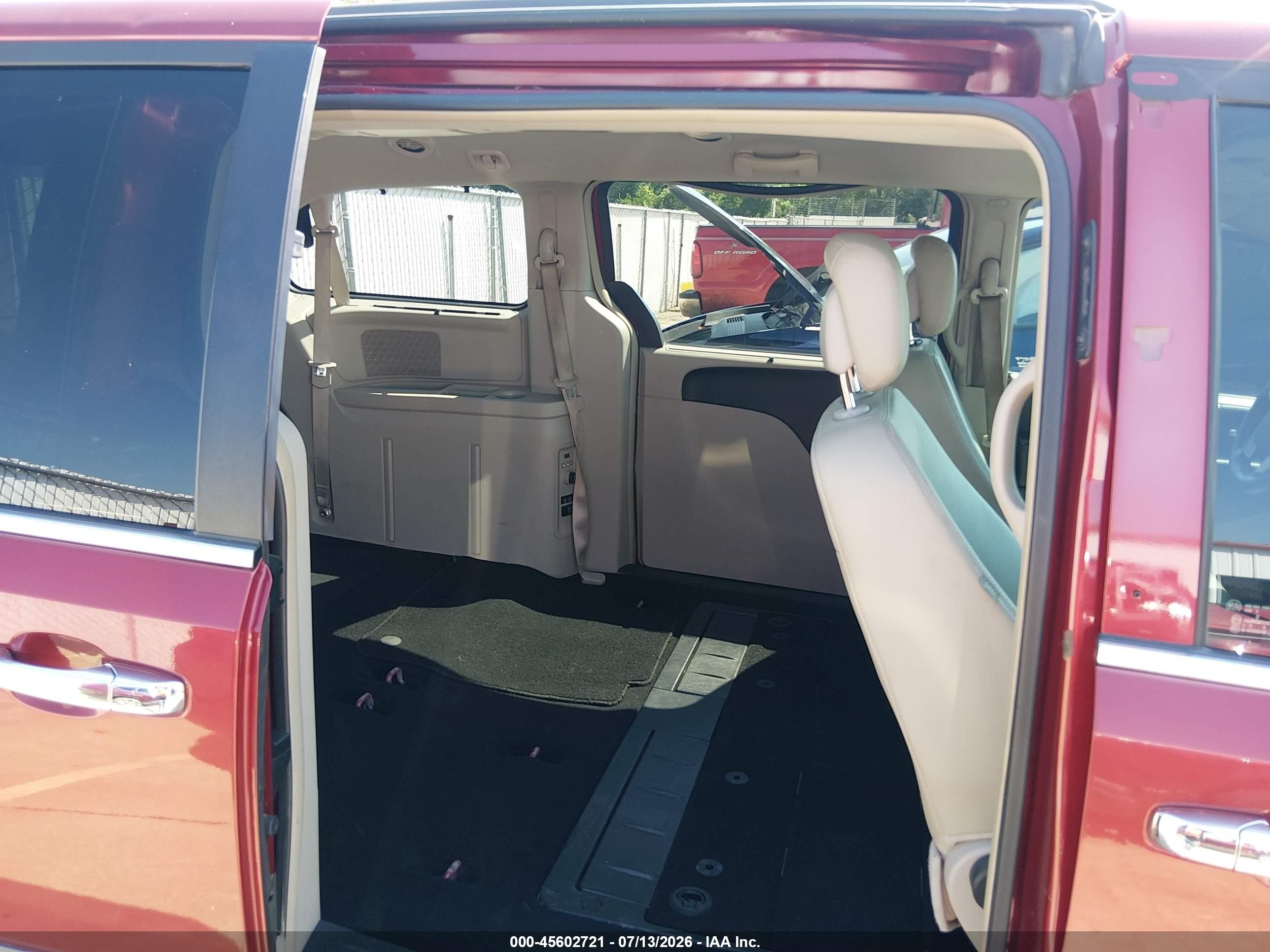 2015 Chrysler Town & Country Touring Red vin: 2C4RC1BG5FR629962