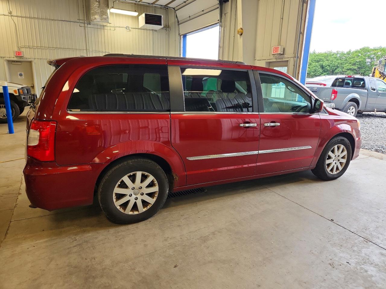 2015 Chrysler Town & Country Touring Red vin: 2C4RC1BG5FR662881
