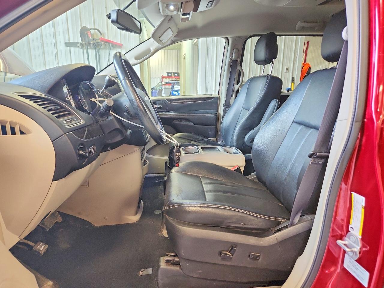 2015 Chrysler Town & Country Touring Red vin: 2C4RC1BG5FR662881