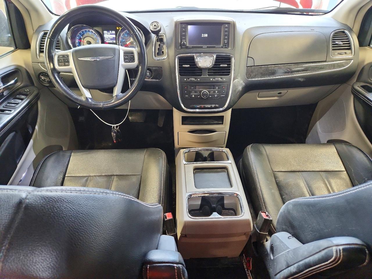 2015 Chrysler Town & Country Touring Red vin: 2C4RC1BG5FR662881