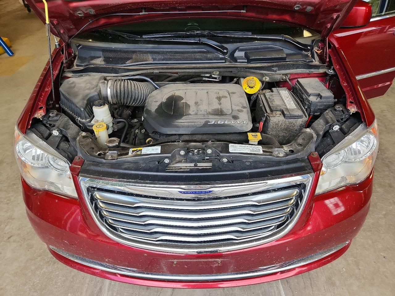 2015 Chrysler Town & Country Touring Red vin: 2C4RC1BG5FR662881
