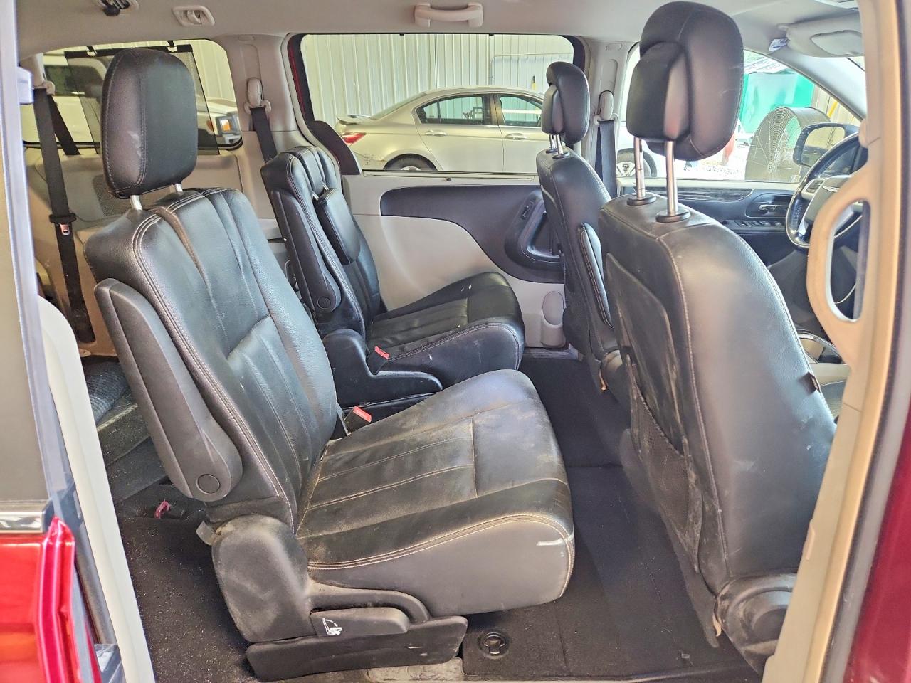2015 Chrysler Town & Country Touring Red vin: 2C4RC1BG5FR662881