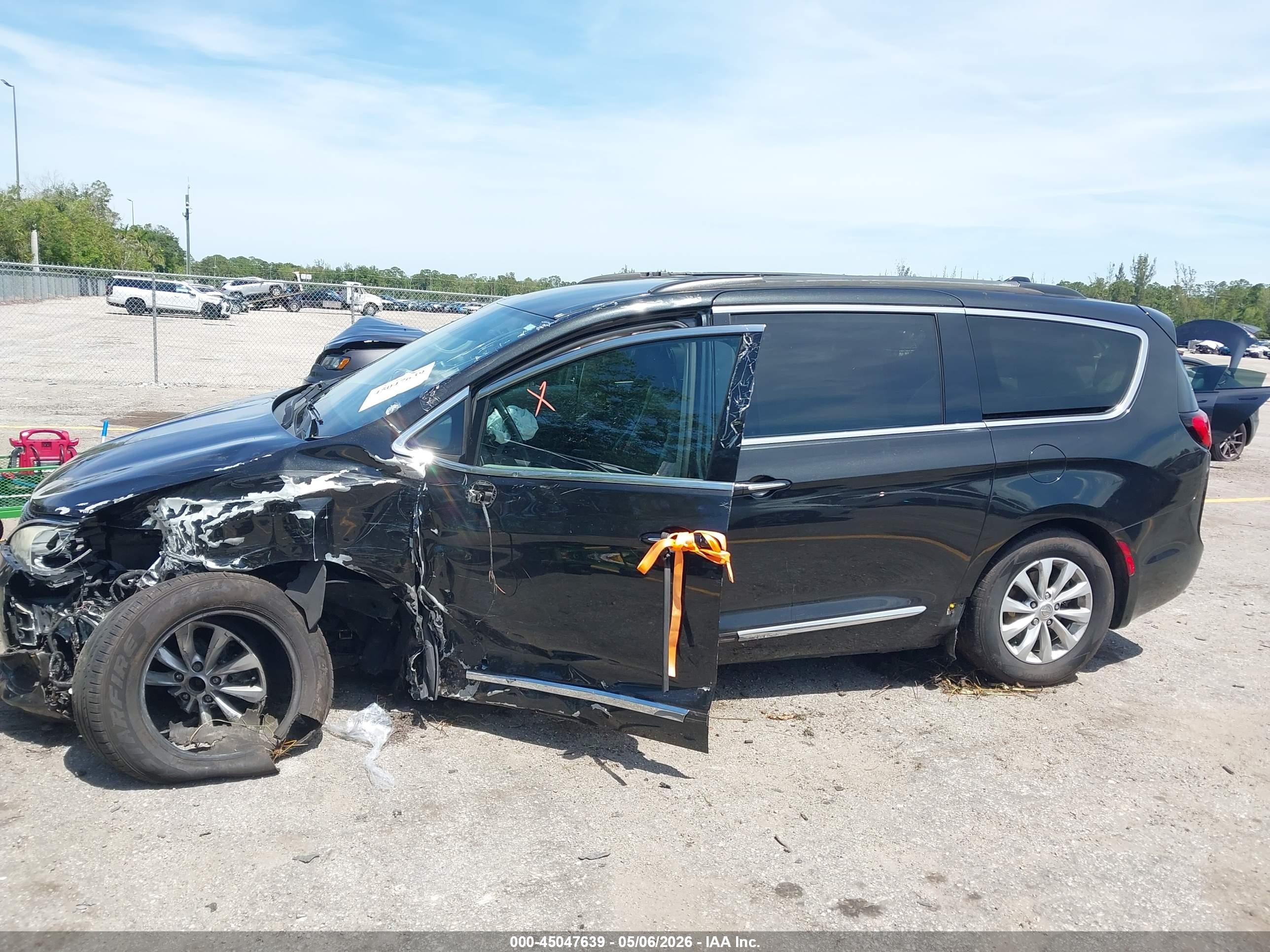 2017 Chrysler Pacifica Touring-l Черный vin: 2C4RC1BG5HR516399