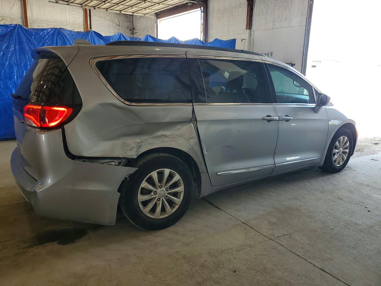 2017 Chrysler Pacifica Touring L Silver vin: 2C4RC1BG5HR795059