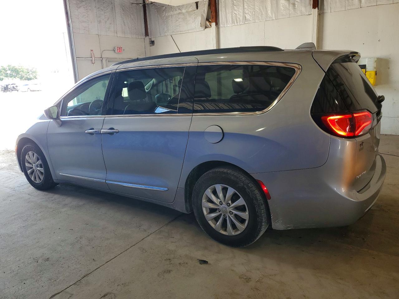 2017 Chrysler Pacifica Touring L Silver vin: 2C4RC1BG5HR795059