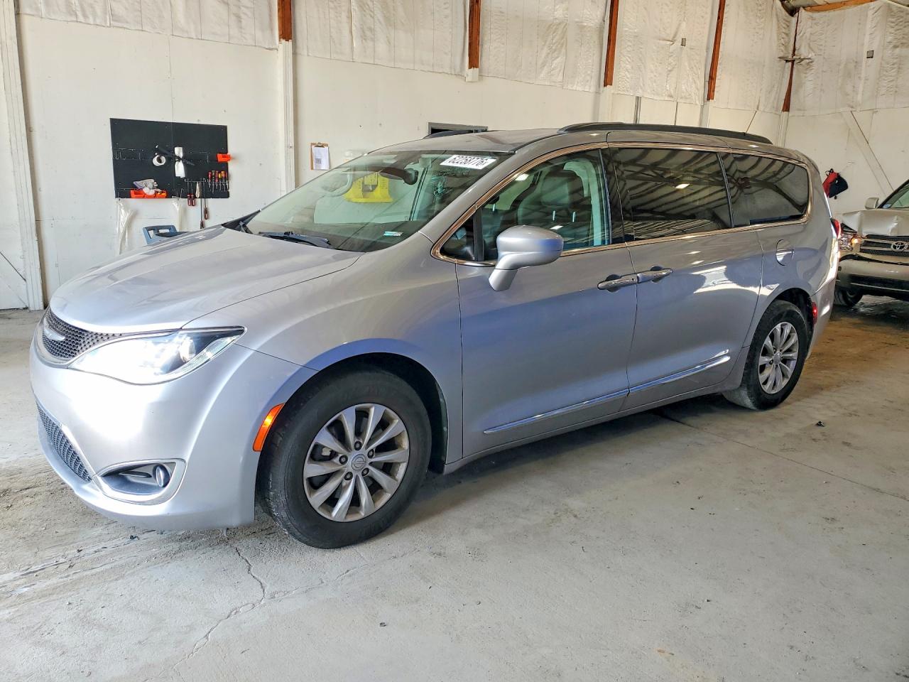 2017 Chrysler Pacifica Touring L Silver vin: 2C4RC1BG5HR795059