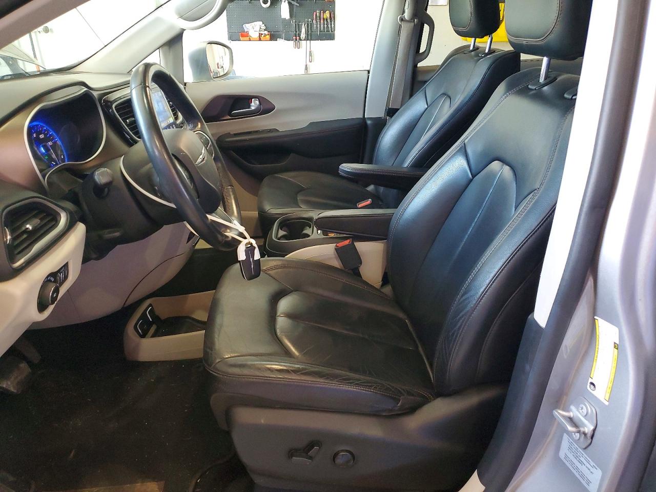 2017 Chrysler Pacifica Touring L Silver vin: 2C4RC1BG5HR795059