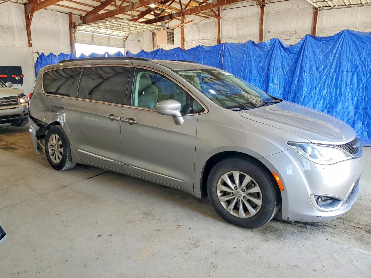 2017 Chrysler Pacifica Touring L Silver vin: 2C4RC1BG5HR795059