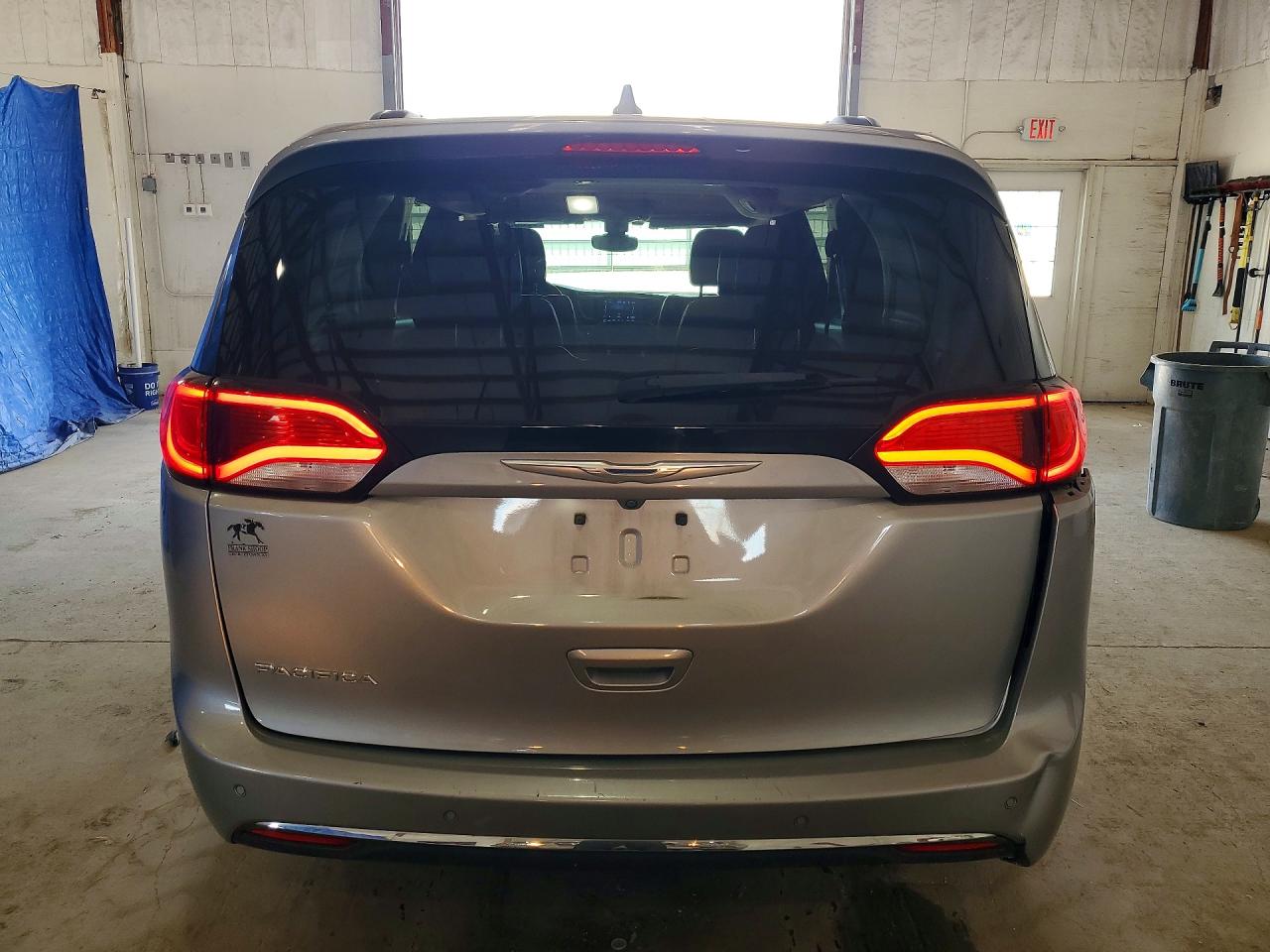 2017 Chrysler Pacifica Touring L Silver vin: 2C4RC1BG5HR795059