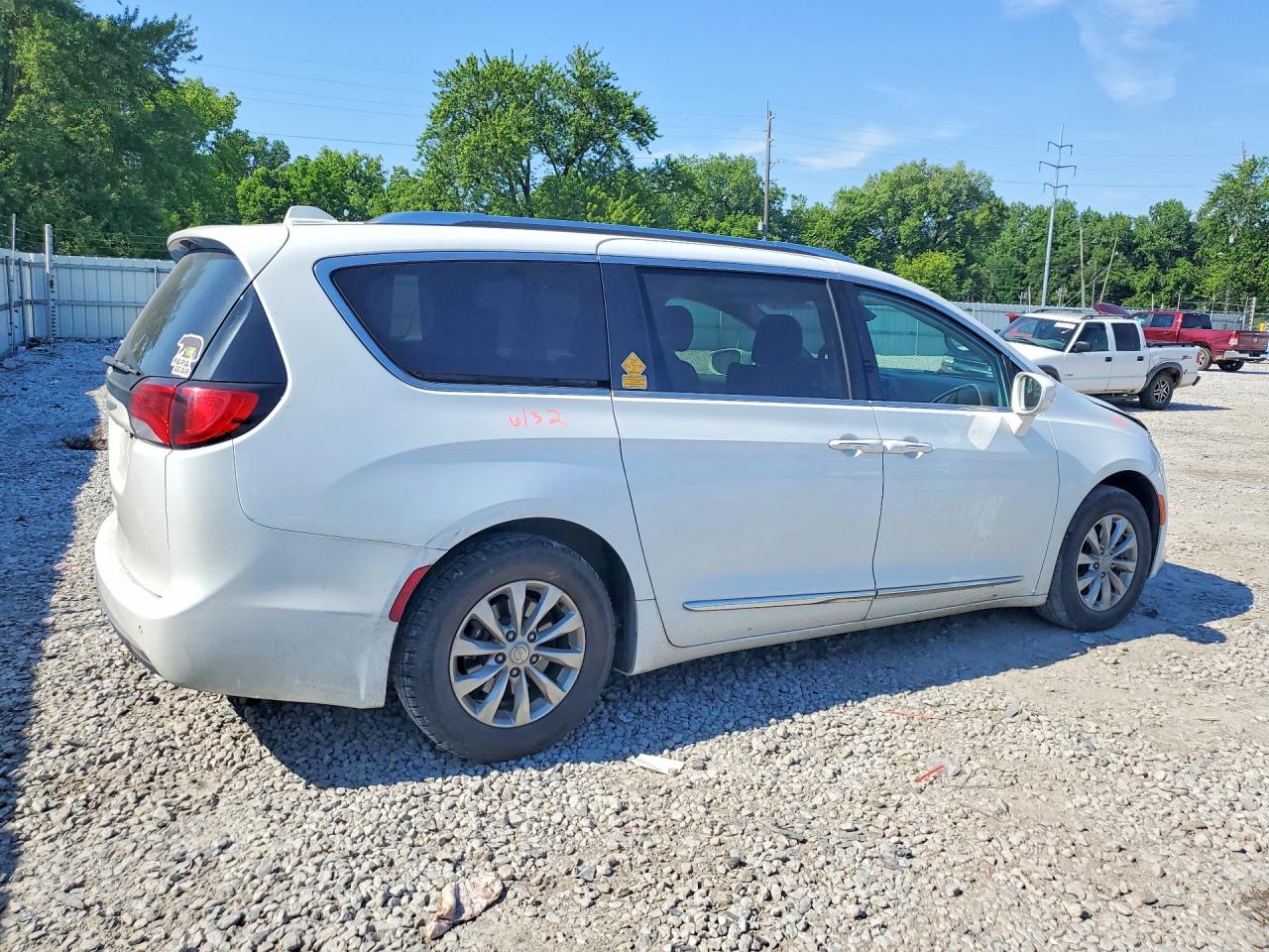 2018 Chrysler Pacifica Touring L White vin: 2C4RC1BG5JR120110
