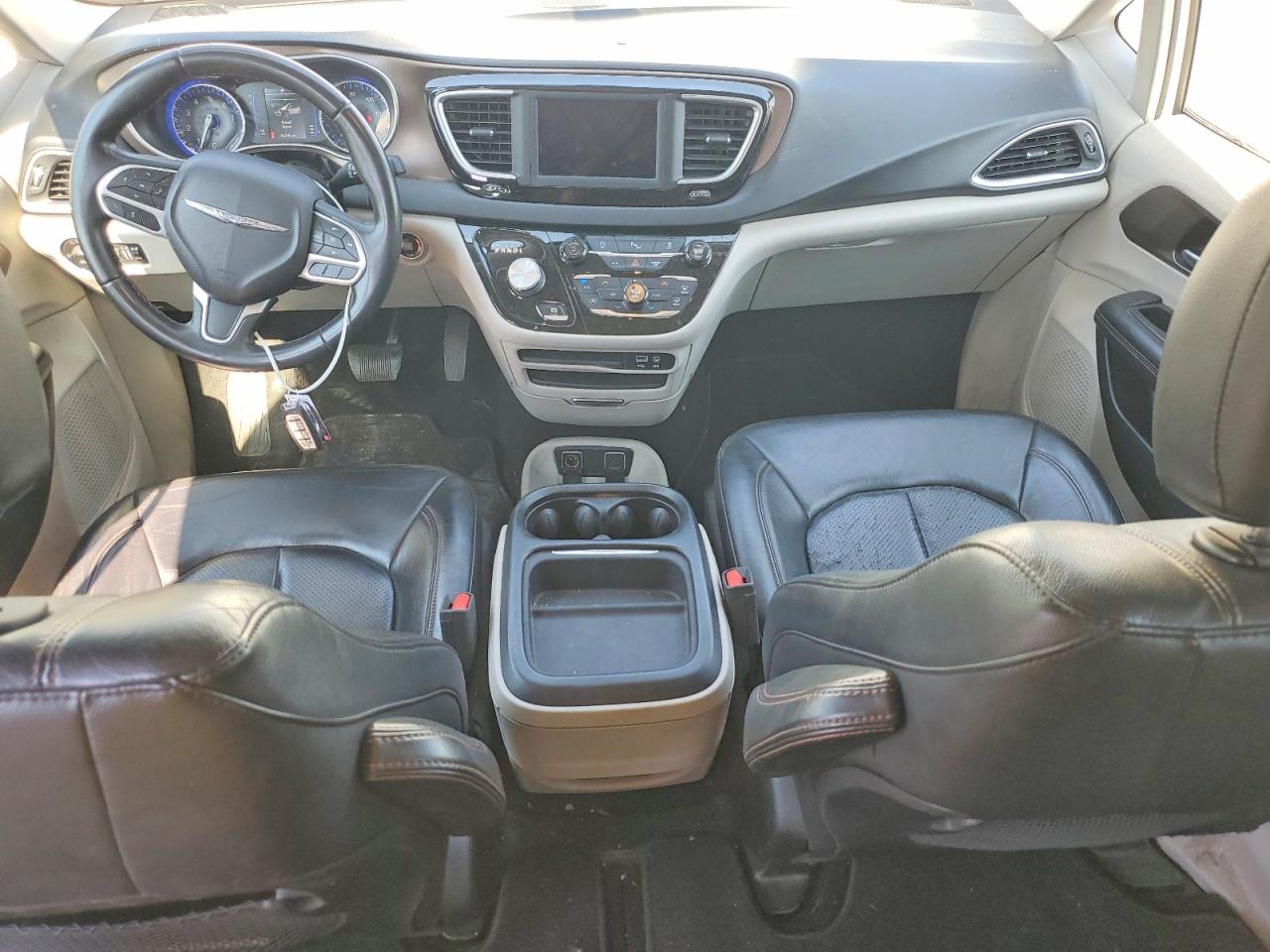 2018 Chrysler Pacifica Touring L White vin: 2C4RC1BG5JR120110