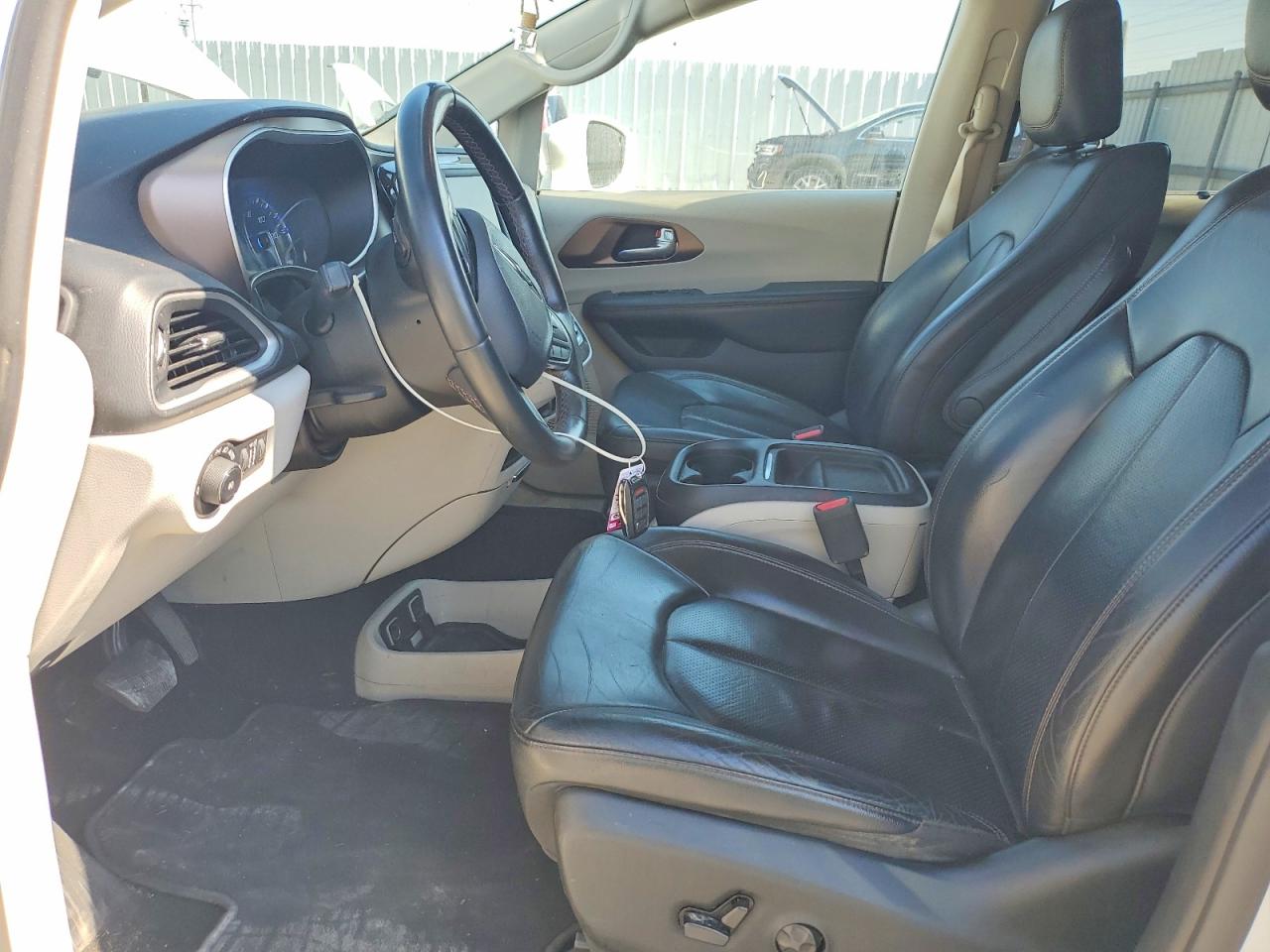 2018 Chrysler Pacifica Touring L White vin: 2C4RC1BG5JR120110