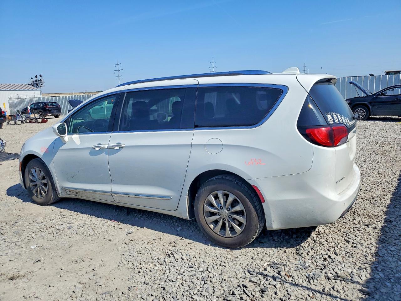 2018 Chrysler Pacifica Touring L White vin: 2C4RC1BG5JR120110