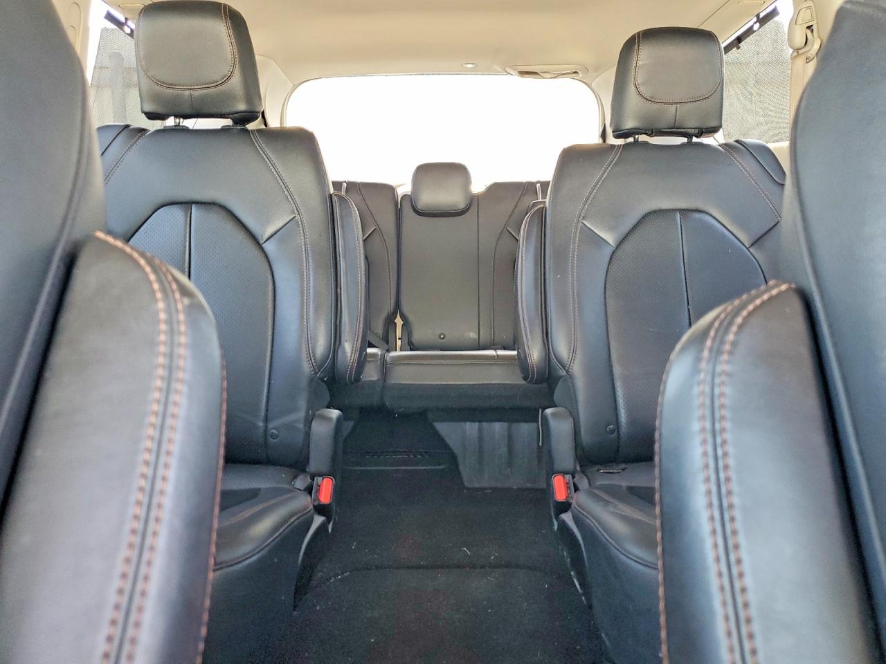 2018 Chrysler Pacifica Touring L White vin: 2C4RC1BG5JR120110