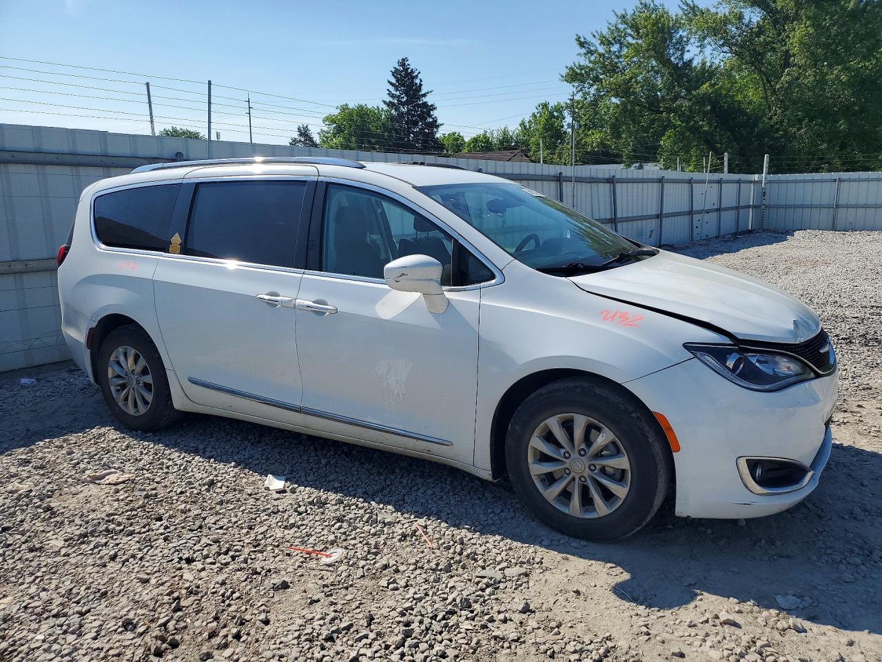 2018 Chrysler Pacifica Touring L White vin: 2C4RC1BG5JR120110