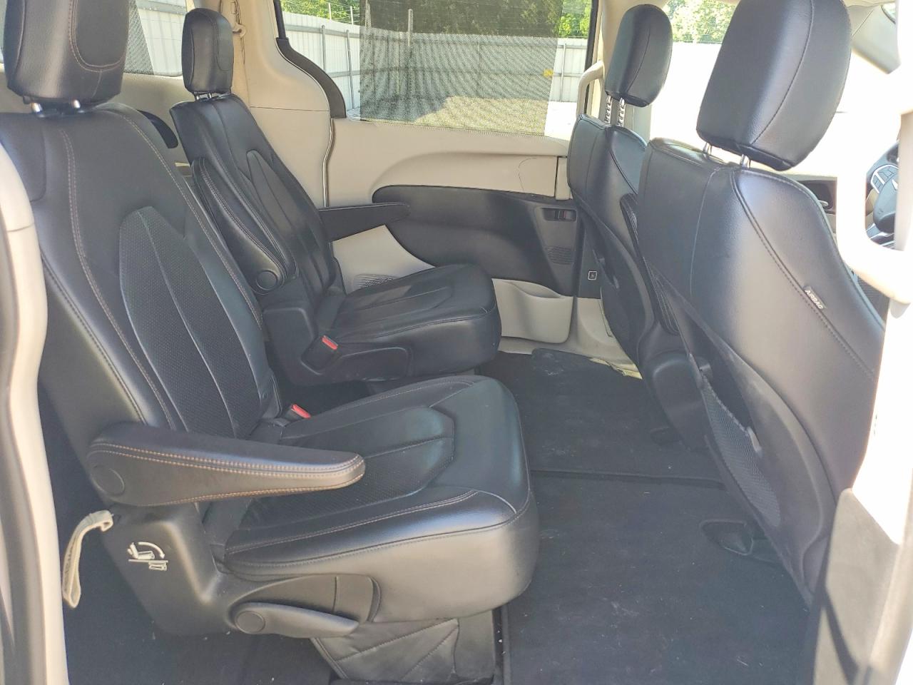 2018 Chrysler Pacifica Touring L White vin: 2C4RC1BG5JR120110