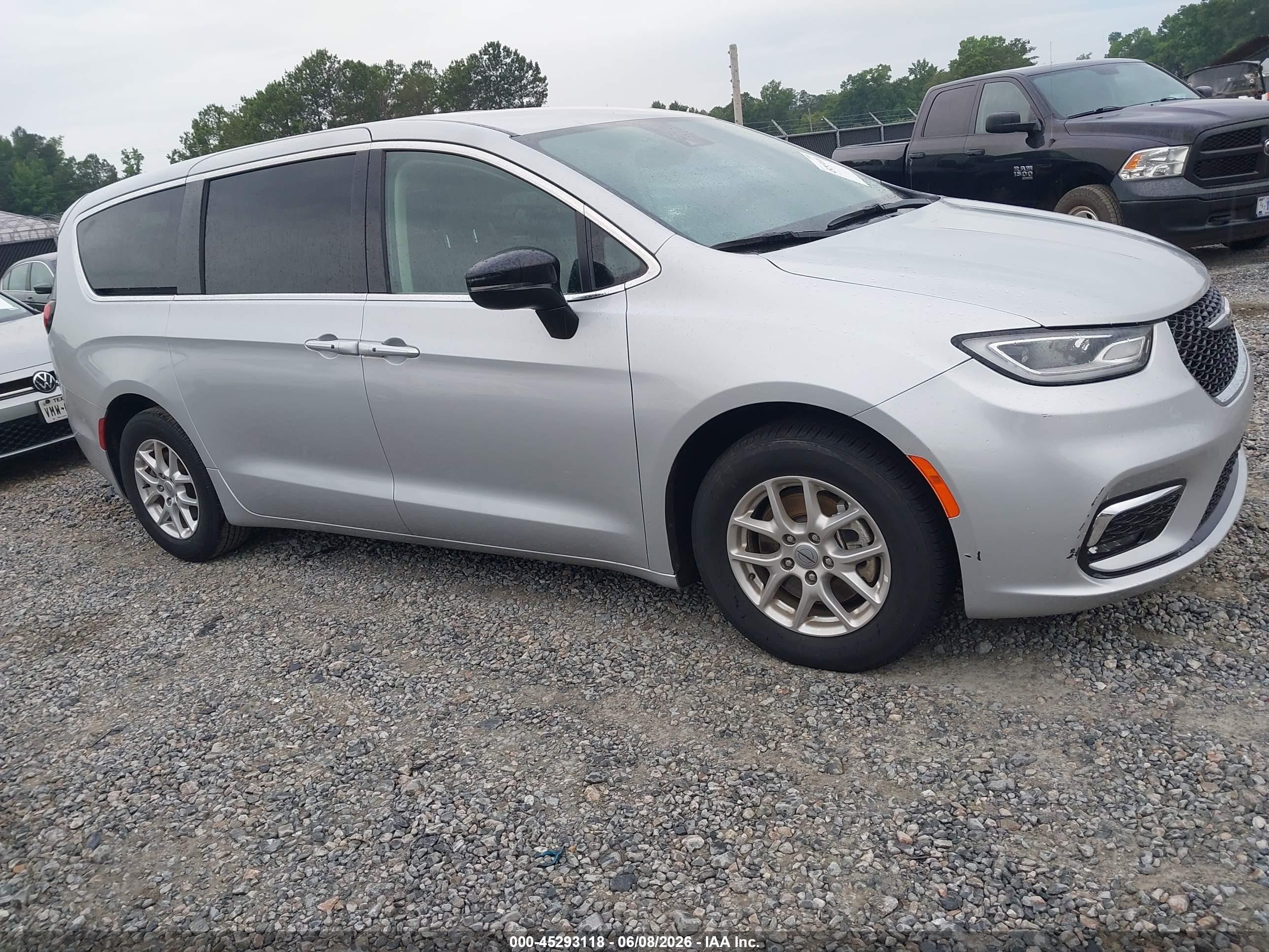 2024 Chrysler Pacifica Touring L Gray vin: 2C4RC1BG5RR162160