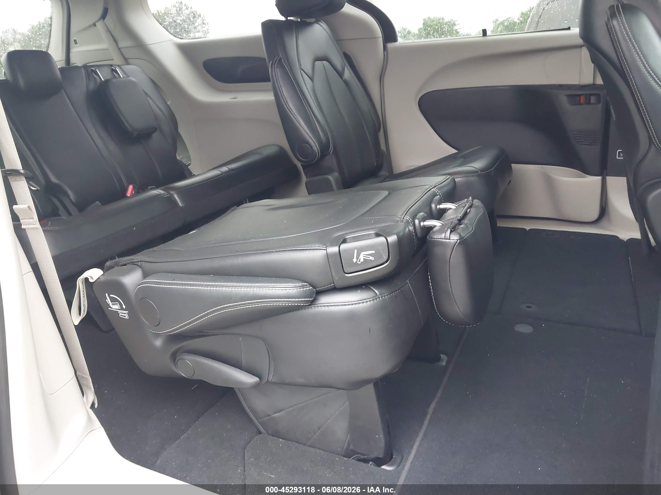 2024 Chrysler Pacifica Touring L Gray vin: 2C4RC1BG5RR162160