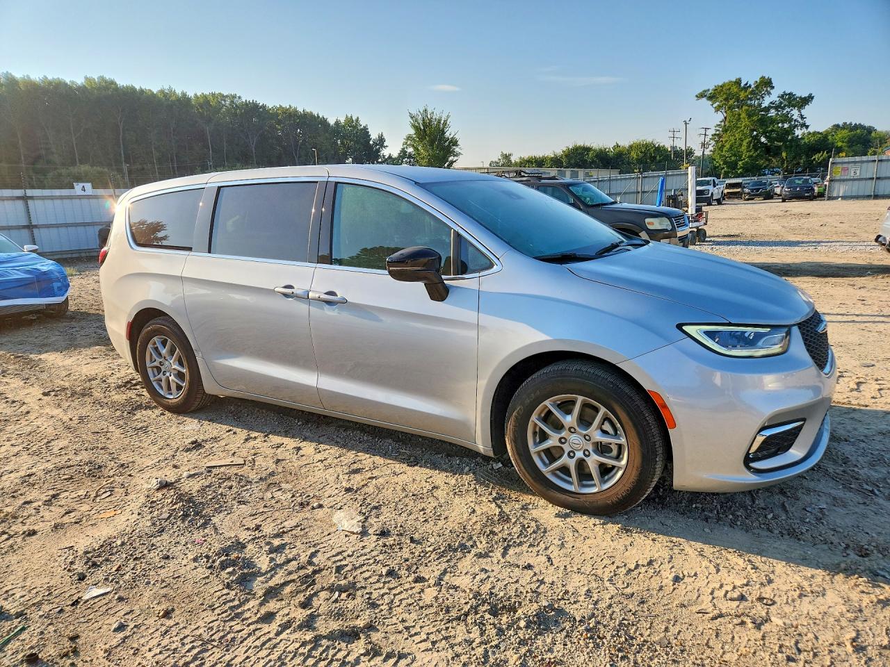 2026 Chrysler Pacifica Select Серебряный vin: 2C4RC1BG5TR212501