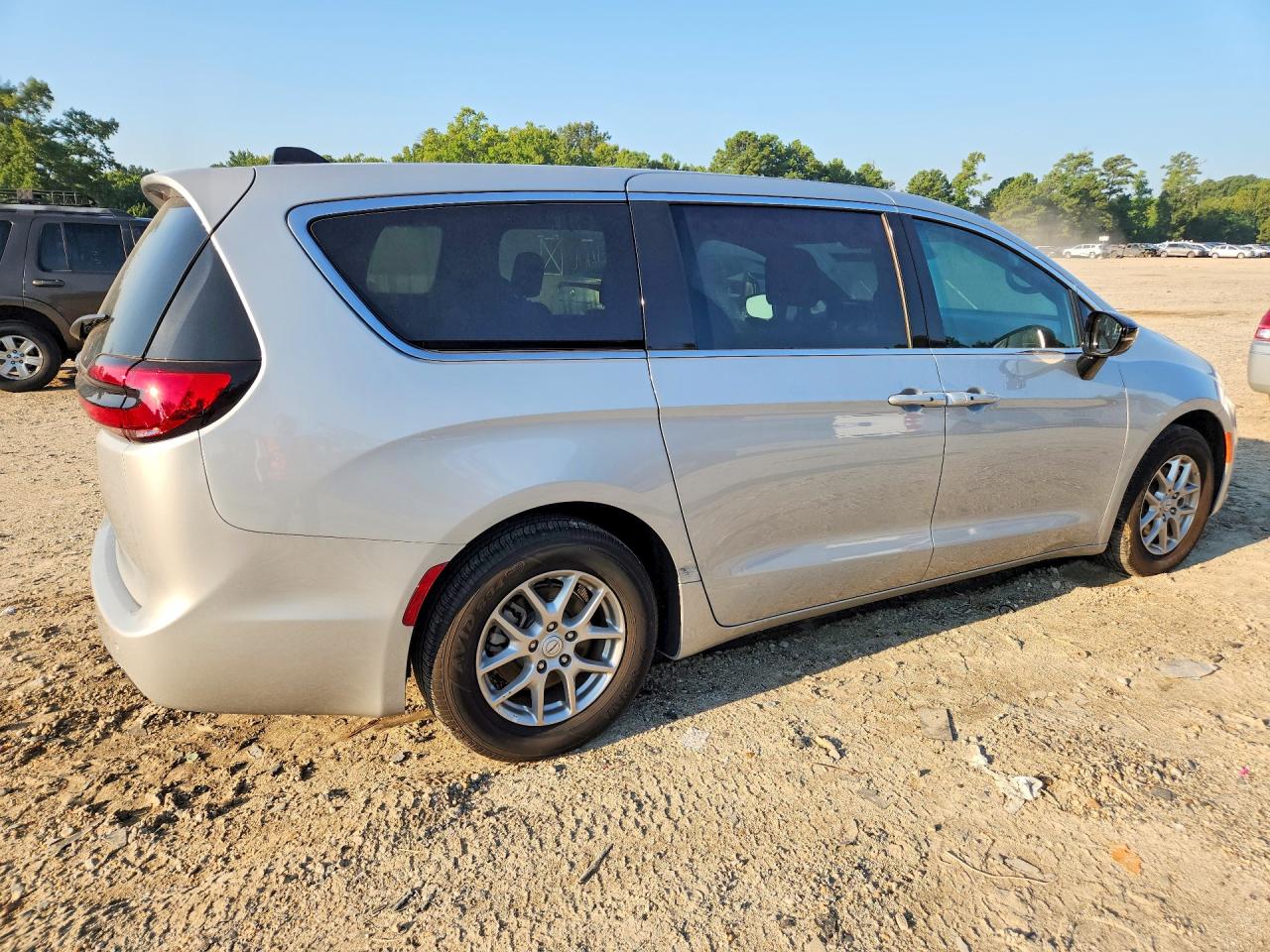2026 Chrysler Pacifica Select Серебряный vin: 2C4RC1BG5TR212501