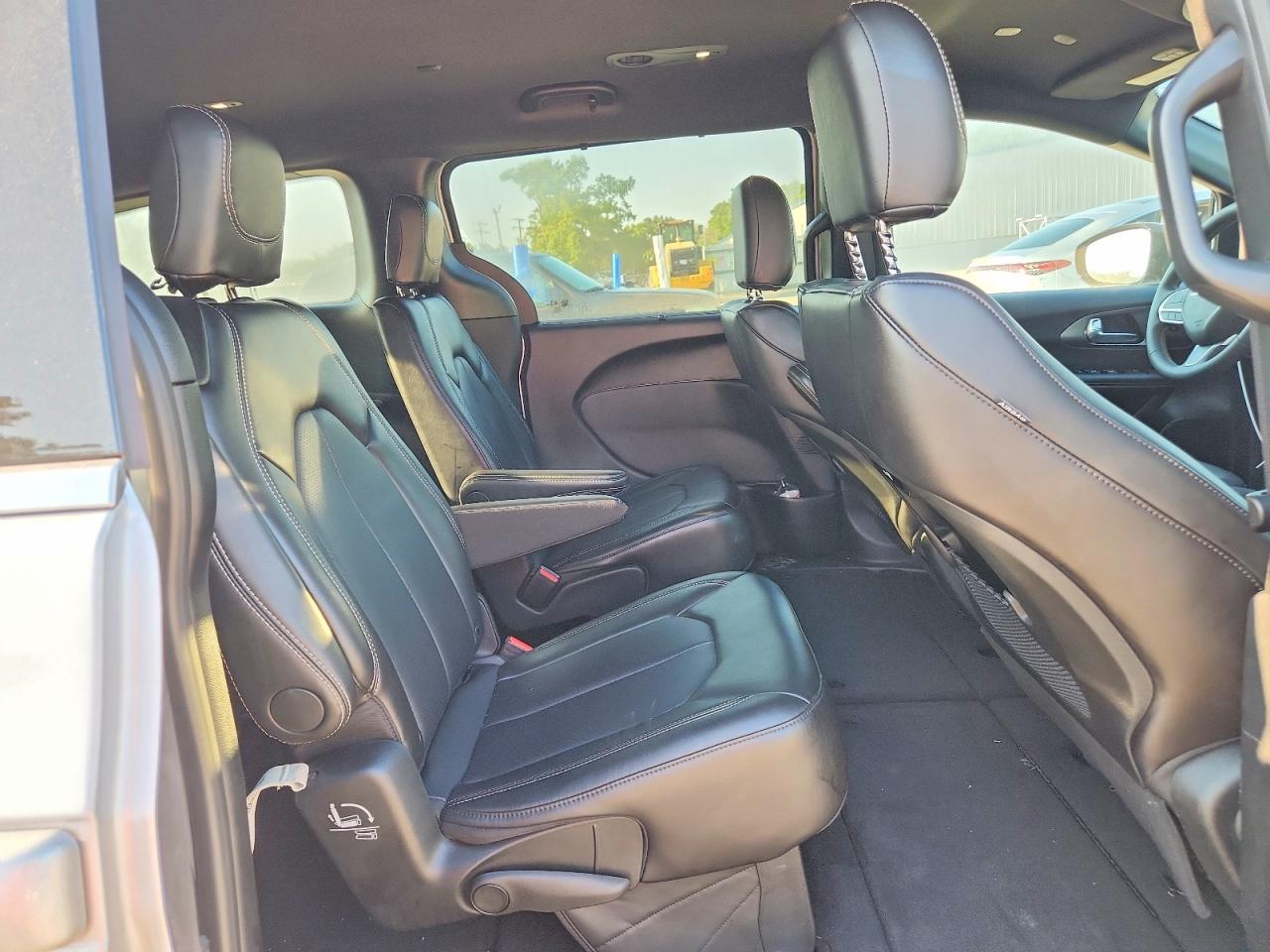 2026 Chrysler Pacifica Select Серебряный vin: 2C4RC1BG5TR212501