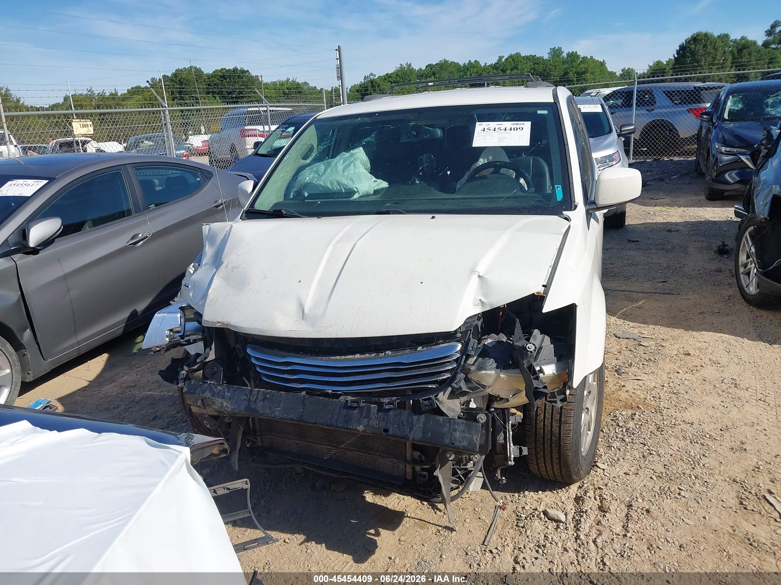 2012 Chrysler Town & Country Touring White vin: 2C4RC1BG6CR299860