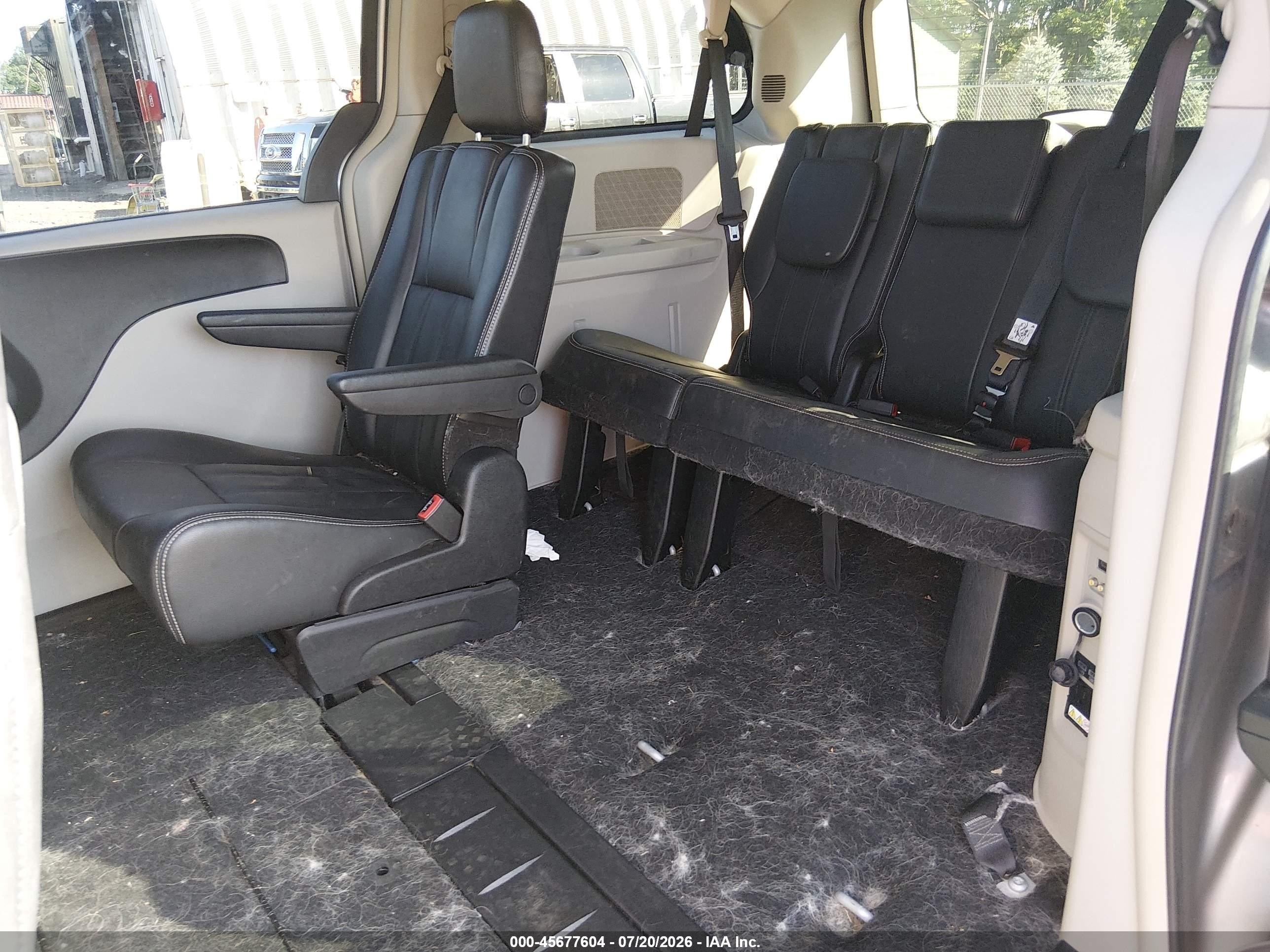 2013 Chrysler Town & Country Touring Silver vin: 2C4RC1BG6DR652051
