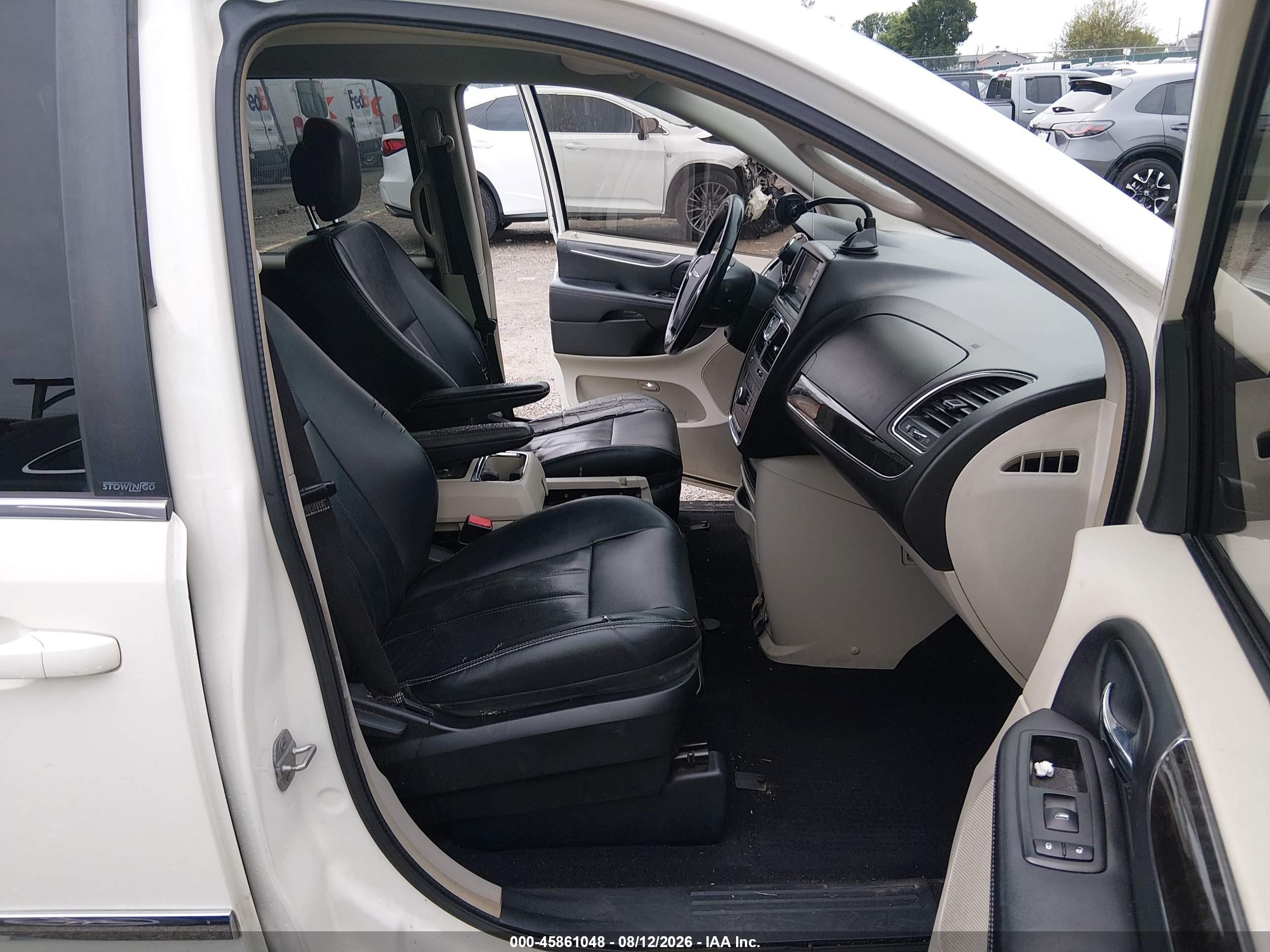 2013 Chrysler Town & Country Touring White vin: 2C4RC1BG6DR743627