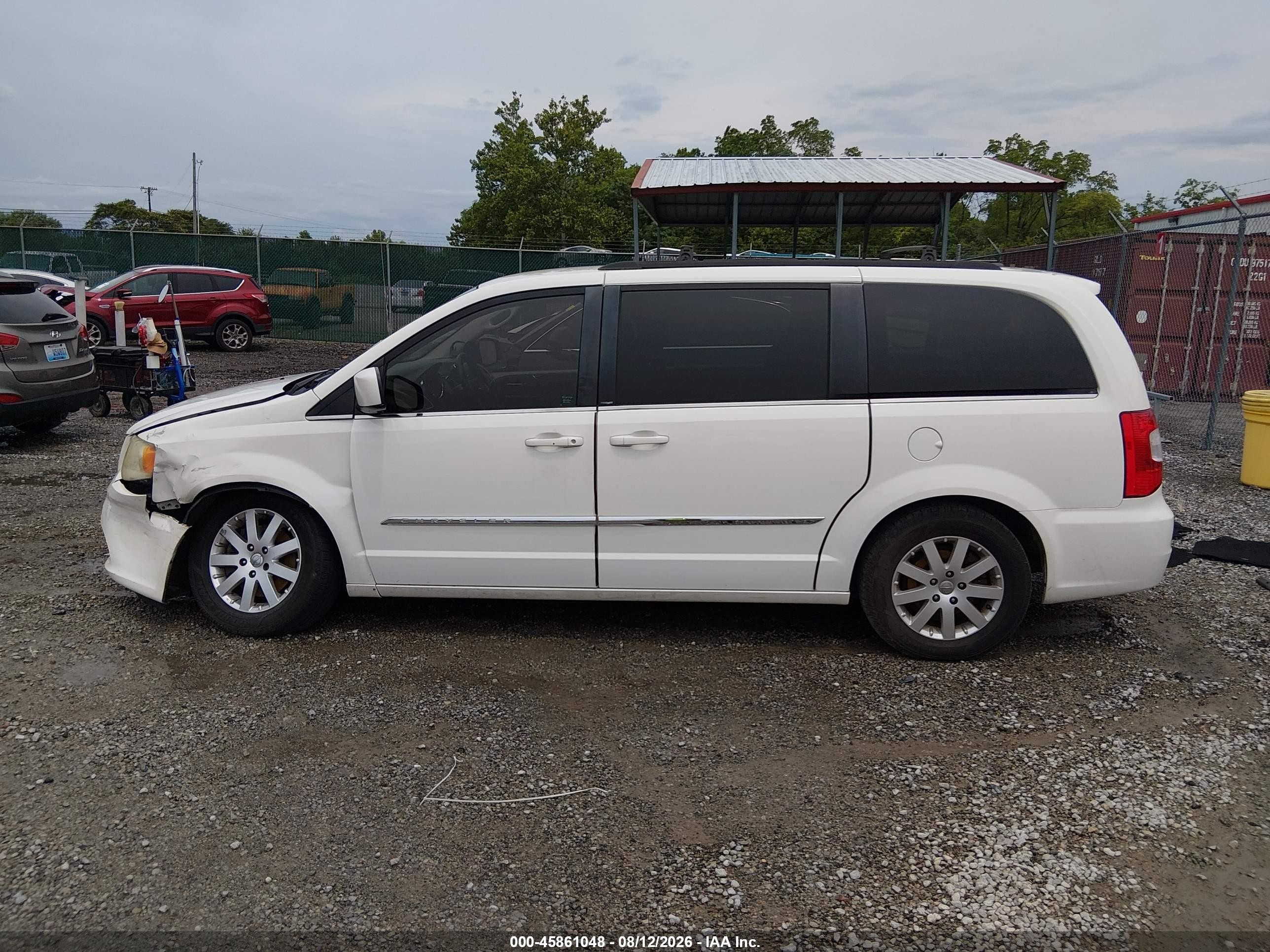2013 Chrysler Town & Country Touring White vin: 2C4RC1BG6DR743627