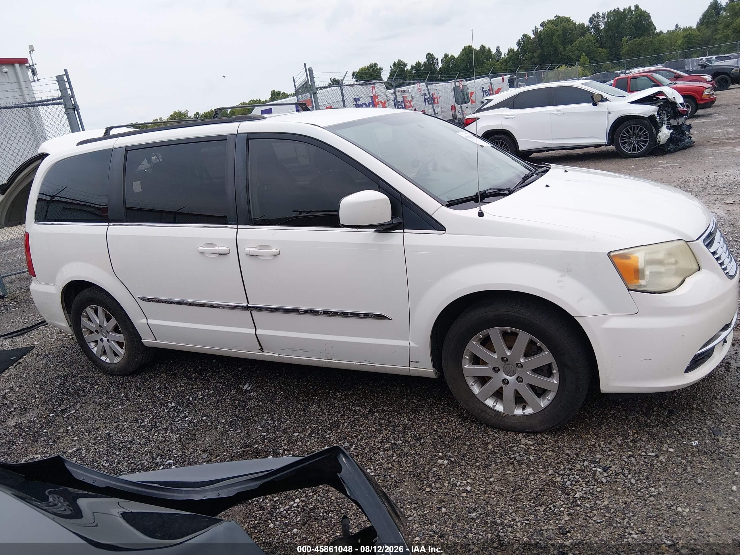 2013 Chrysler Town & Country Touring White vin: 2C4RC1BG6DR743627
