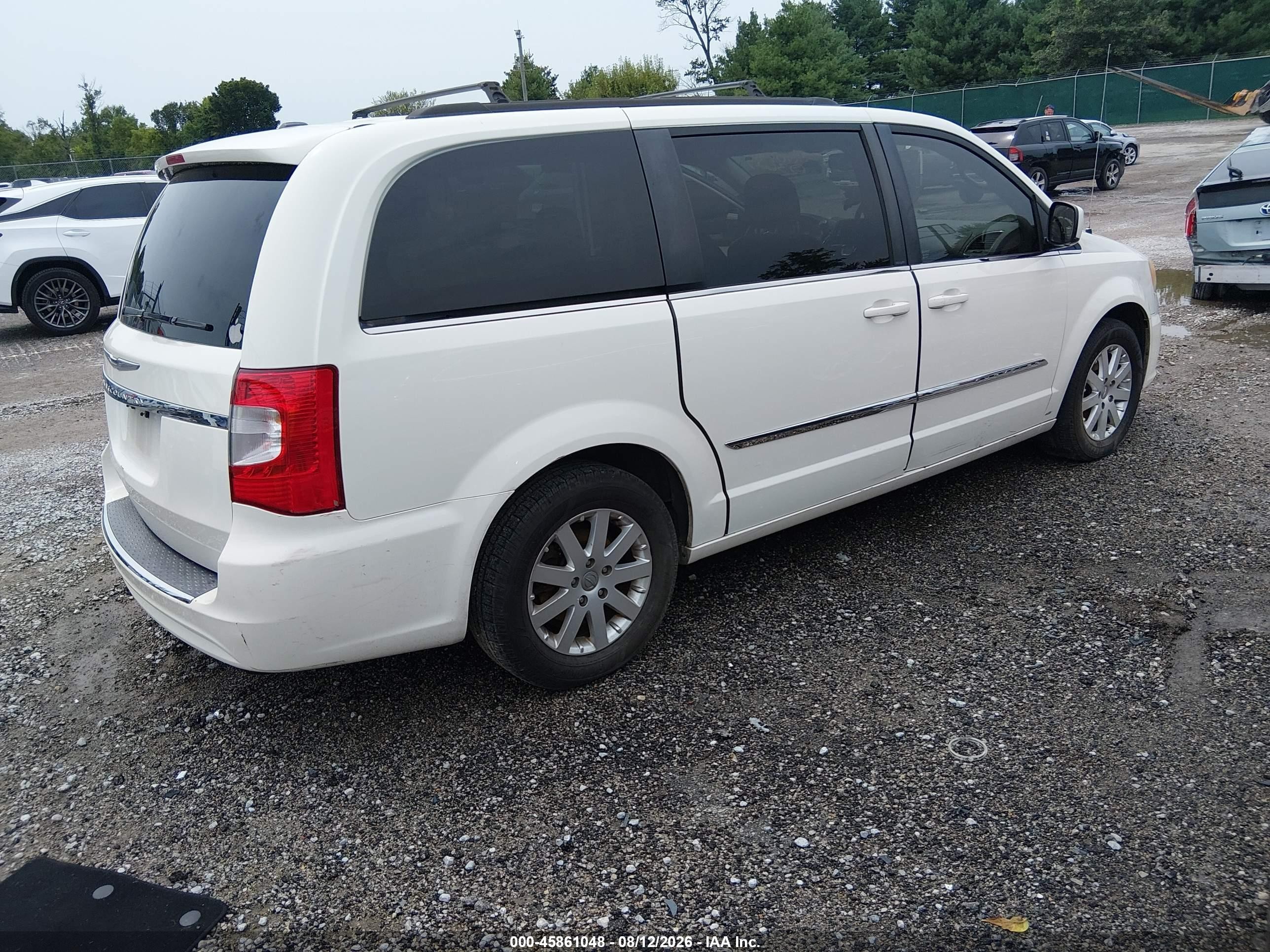 2013 Chrysler Town & Country Touring White vin: 2C4RC1BG6DR743627