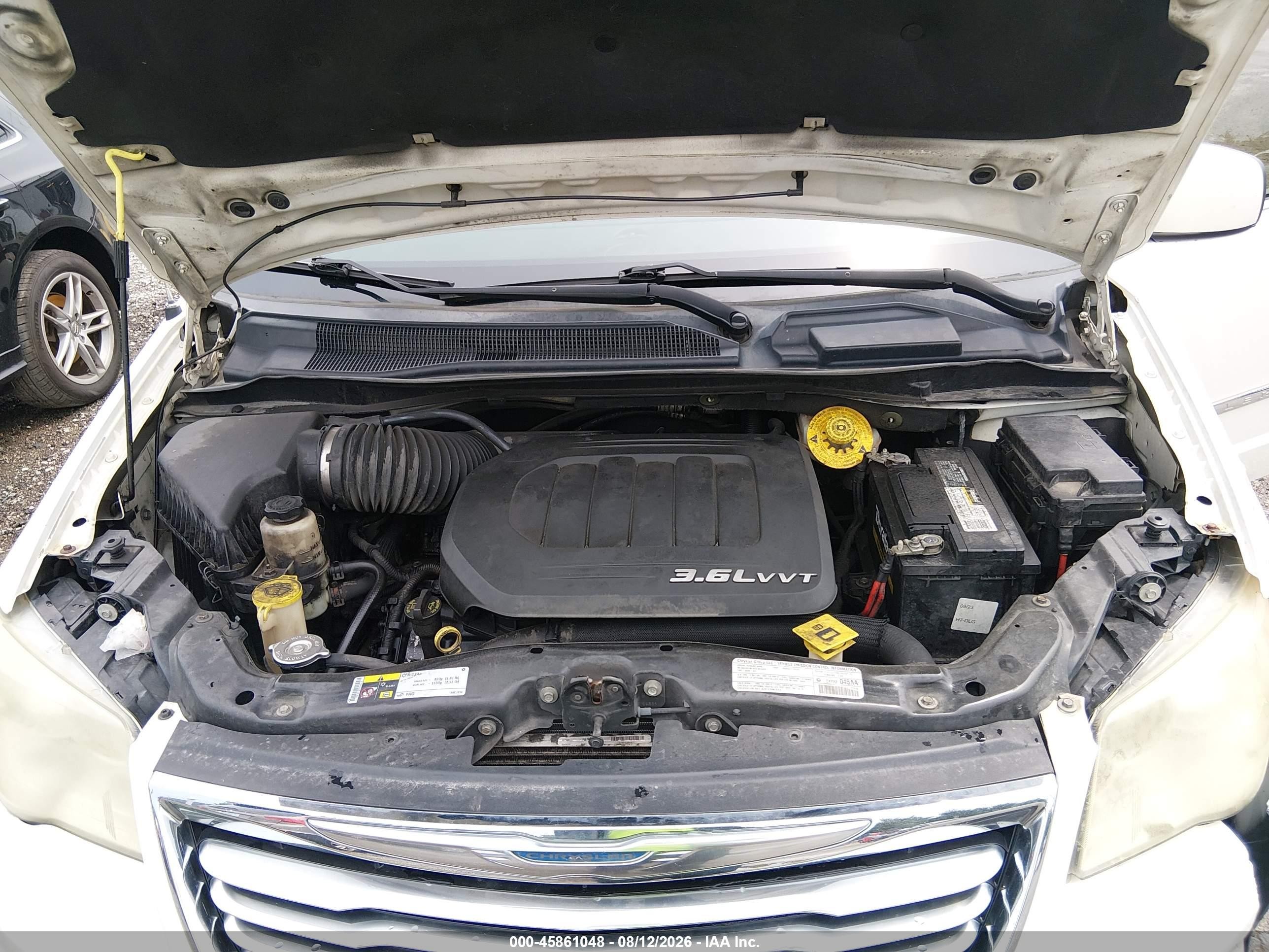 2013 Chrysler Town & Country Touring White vin: 2C4RC1BG6DR743627