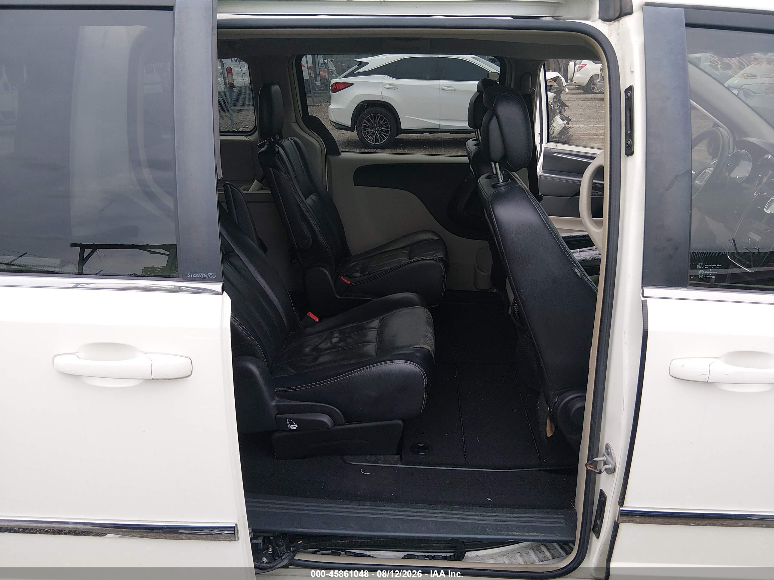 2013 Chrysler Town & Country Touring White vin: 2C4RC1BG6DR743627