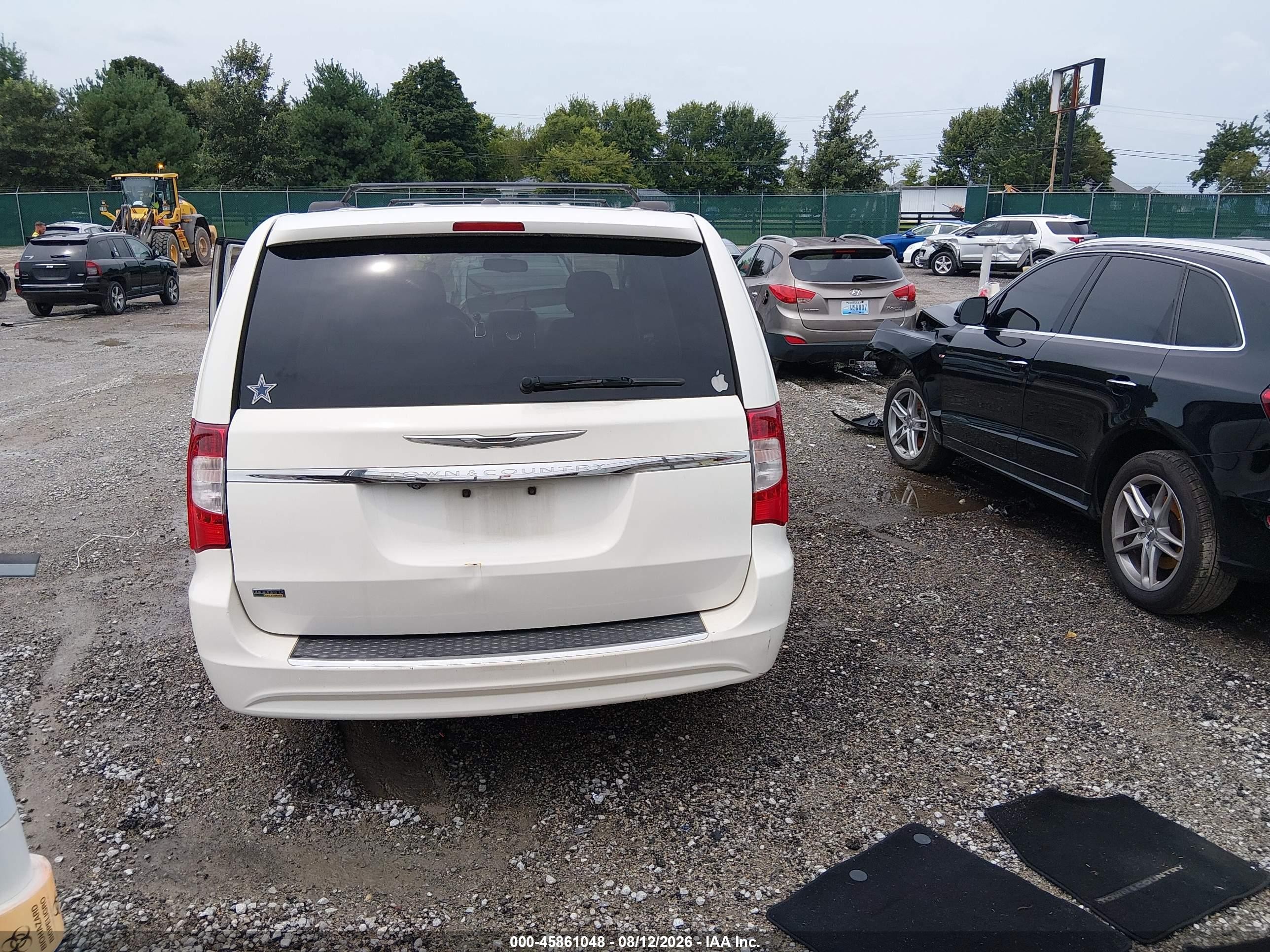 2013 Chrysler Town & Country Touring White vin: 2C4RC1BG6DR743627