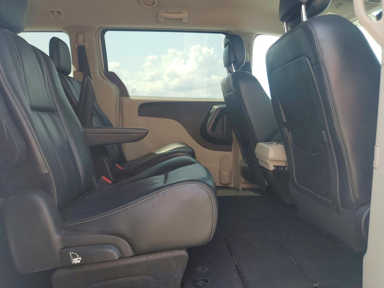 2014 Chrysler Town & Country Touring White vin: 2C4RC1BG6ER160749