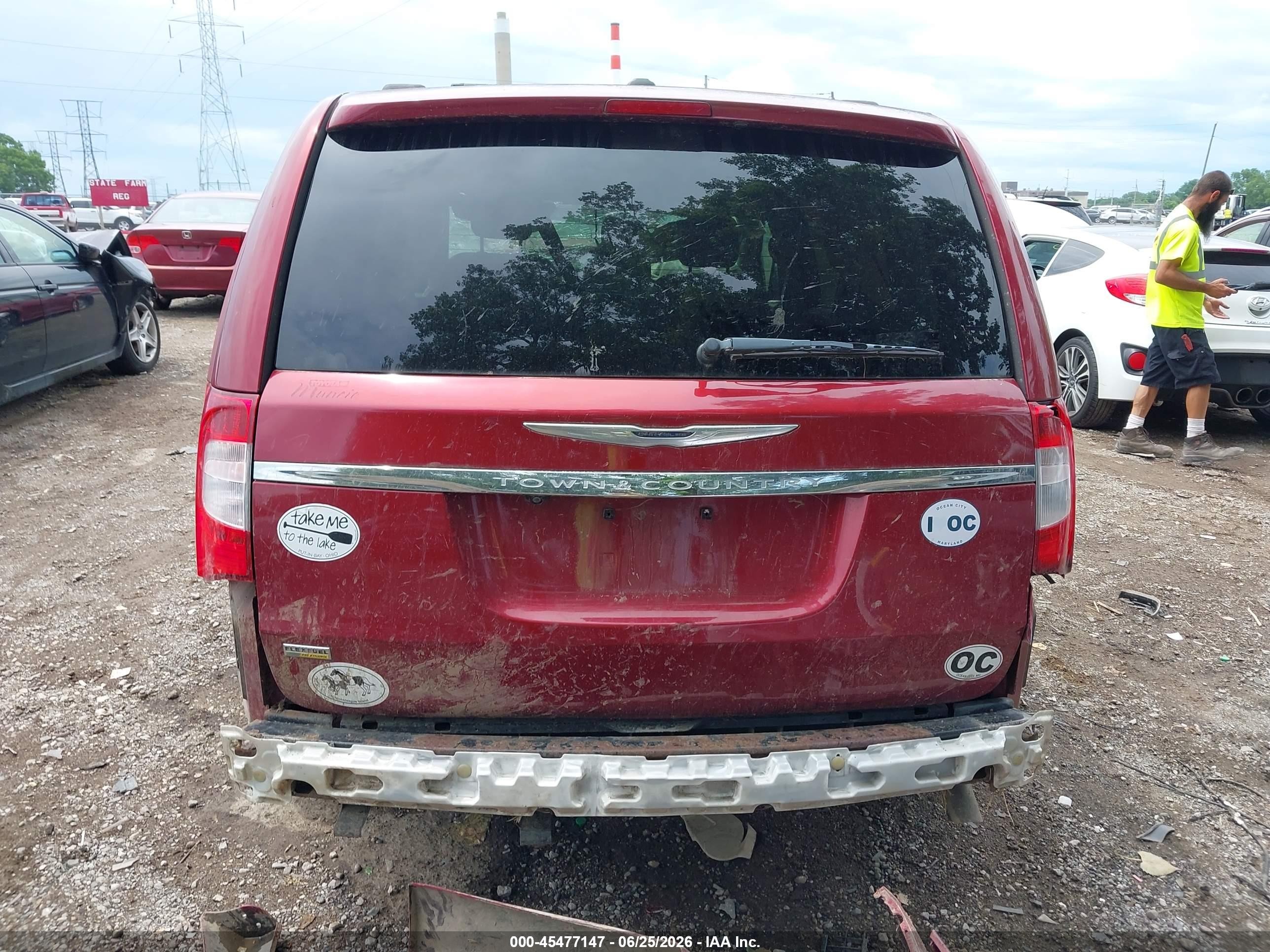 2014 Chrysler Town & Country Touring Red vin: 2C4RC1BG6ER217287