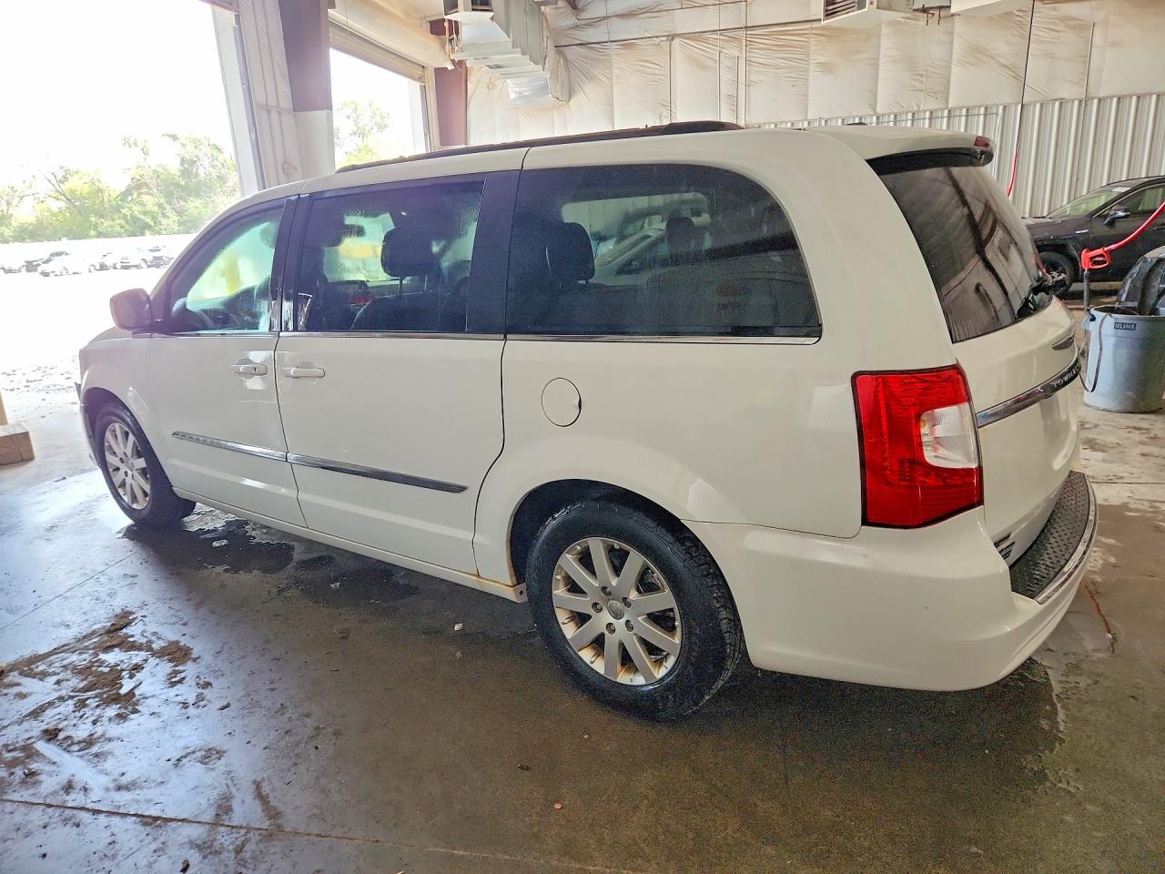 2014 Chrysler Town & Country Touring White vin: 2C4RC1BG6ER221517