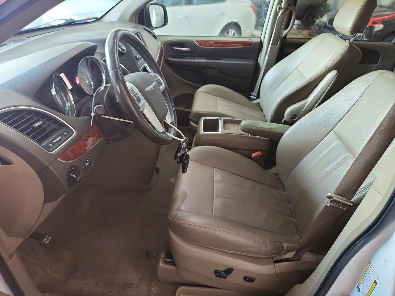 2014 Chrysler Town & Country Touring White vin: 2C4RC1BG6ER221517