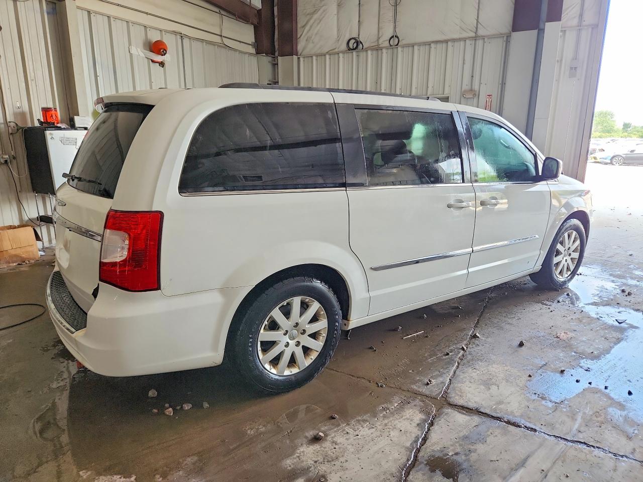 2014 Chrysler Town & Country Touring White vin: 2C4RC1BG6ER221517