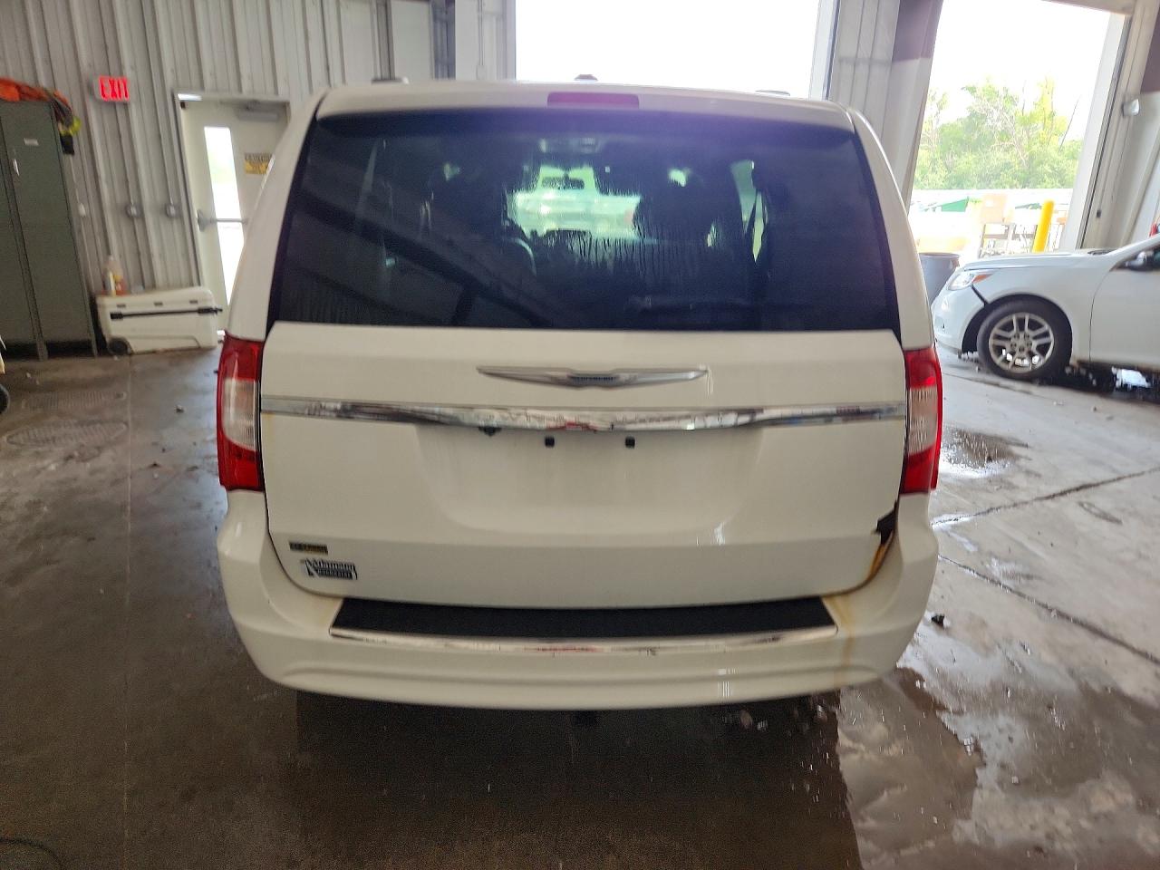 2014 Chrysler Town & Country Touring White vin: 2C4RC1BG6ER221517