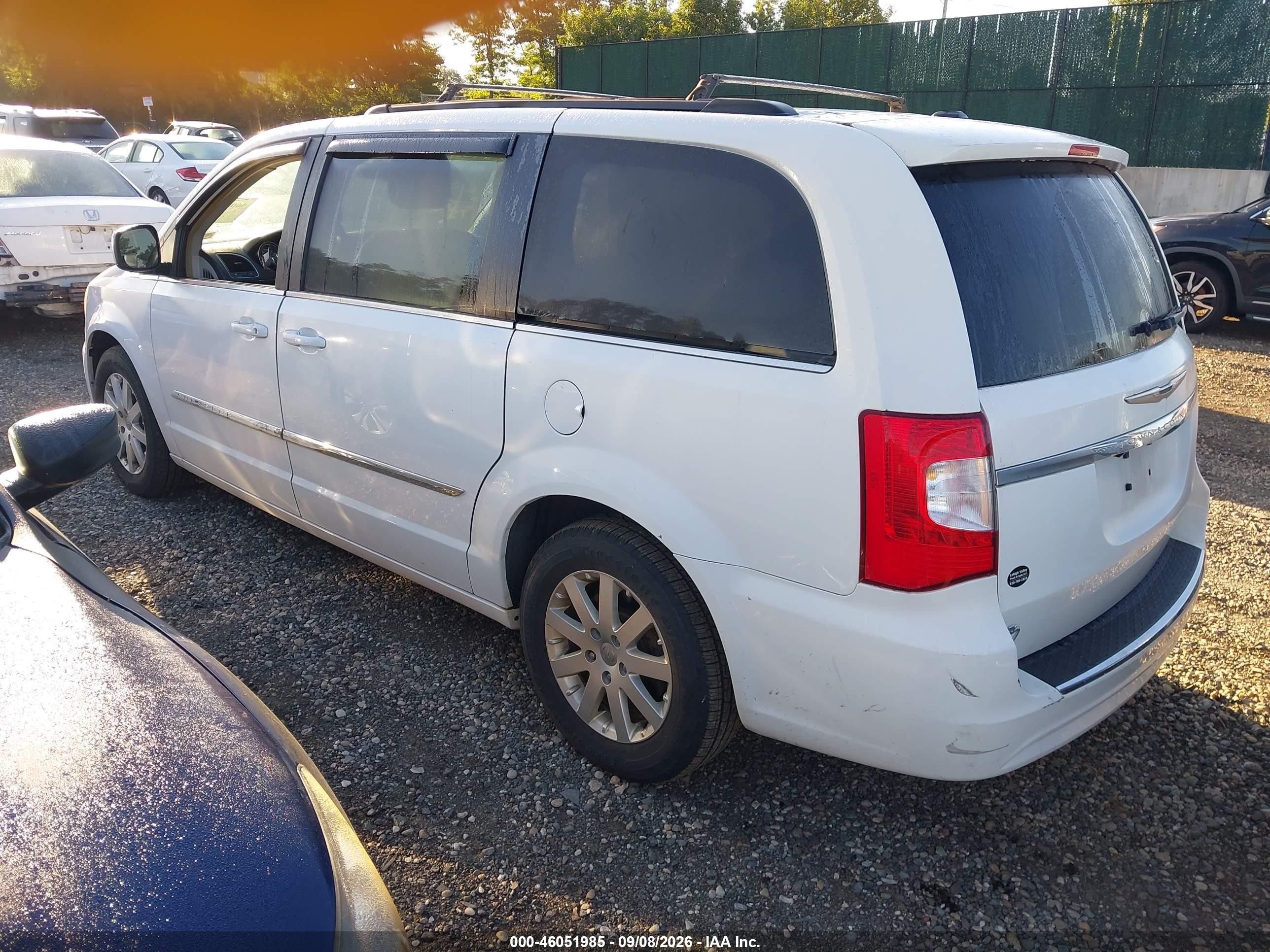 2014 Chrysler Town & Country Touring White vin: 2C4RC1BG6ER257501