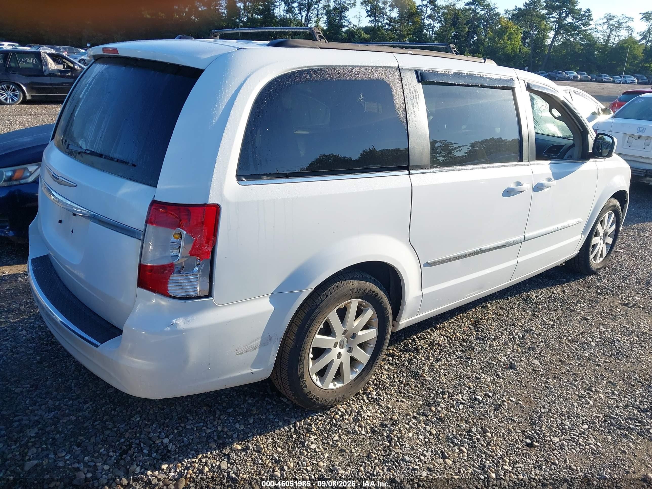 2014 Chrysler Town & Country Touring White vin: 2C4RC1BG6ER257501