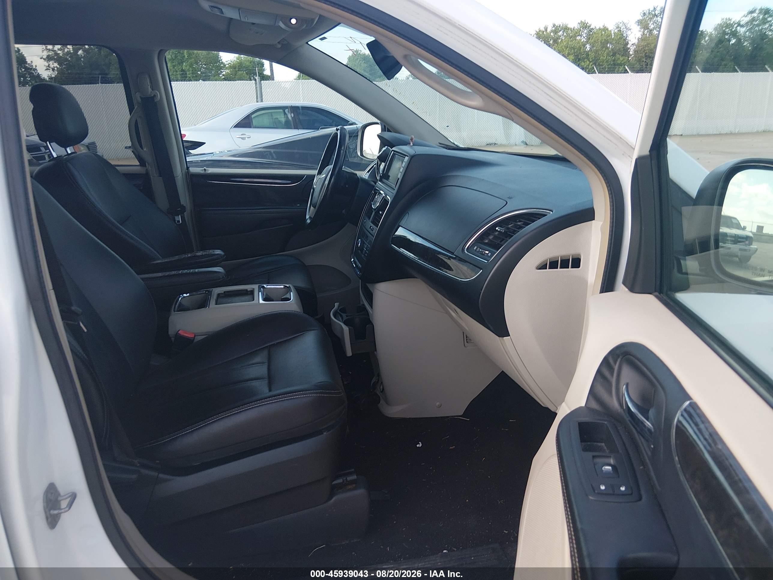 2014 Chrysler Town & Country Touring White vin: 2C4RC1BG6ER293849