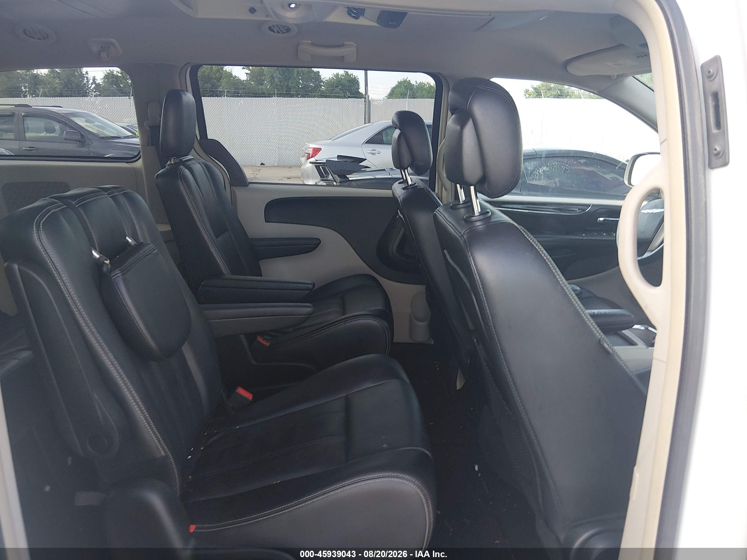 2014 Chrysler Town & Country Touring White vin: 2C4RC1BG6ER293849