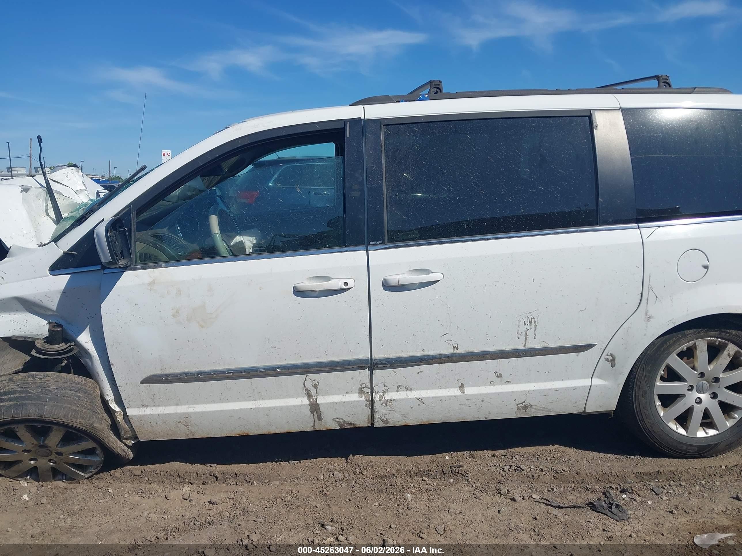 2014 Chrysler Town & Country Touring White vin: 2C4RC1BG6ER317728