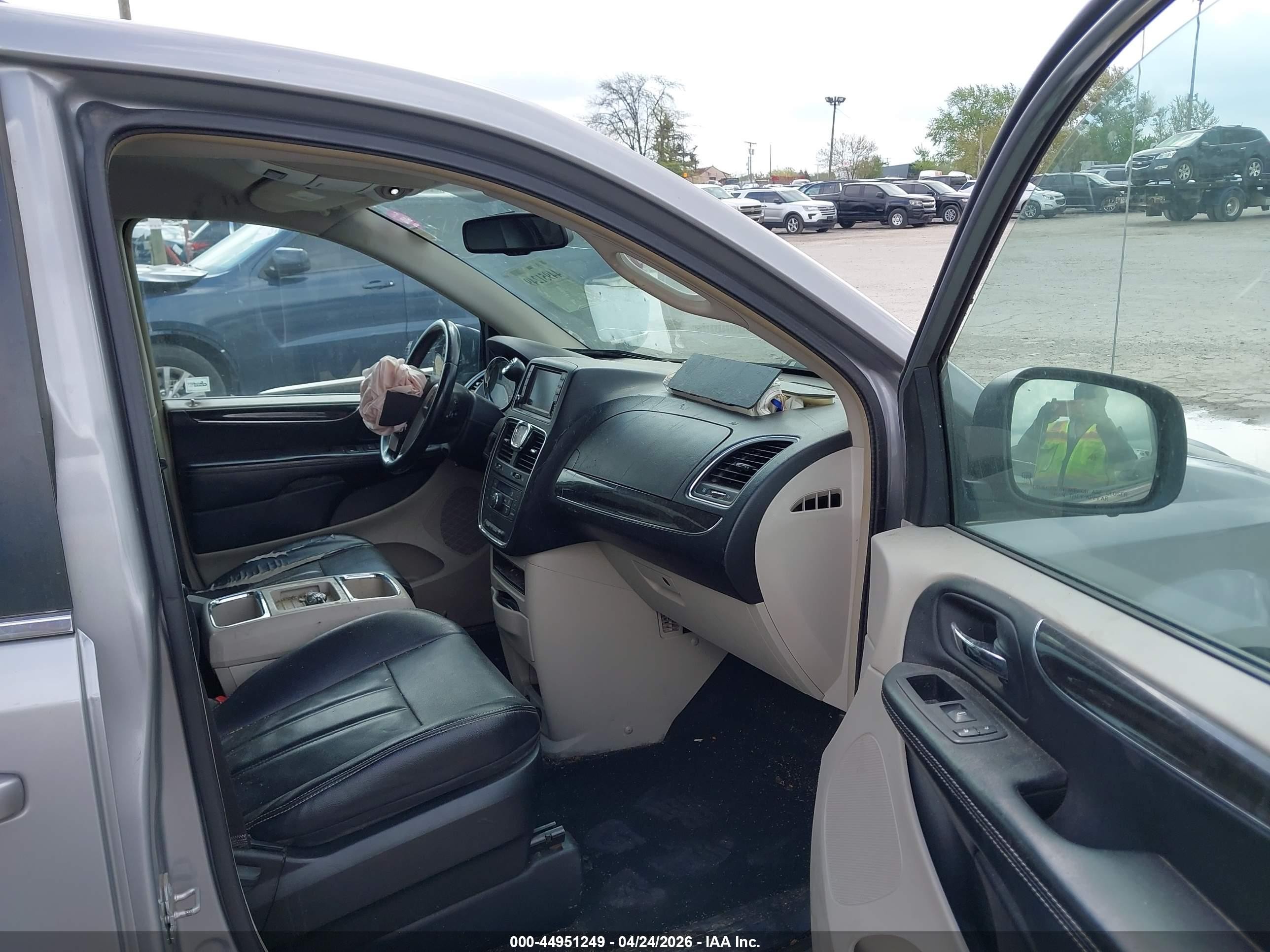 2014 Chrysler Town & Country Touring Silver vin: 2C4RC1BG6ER383549