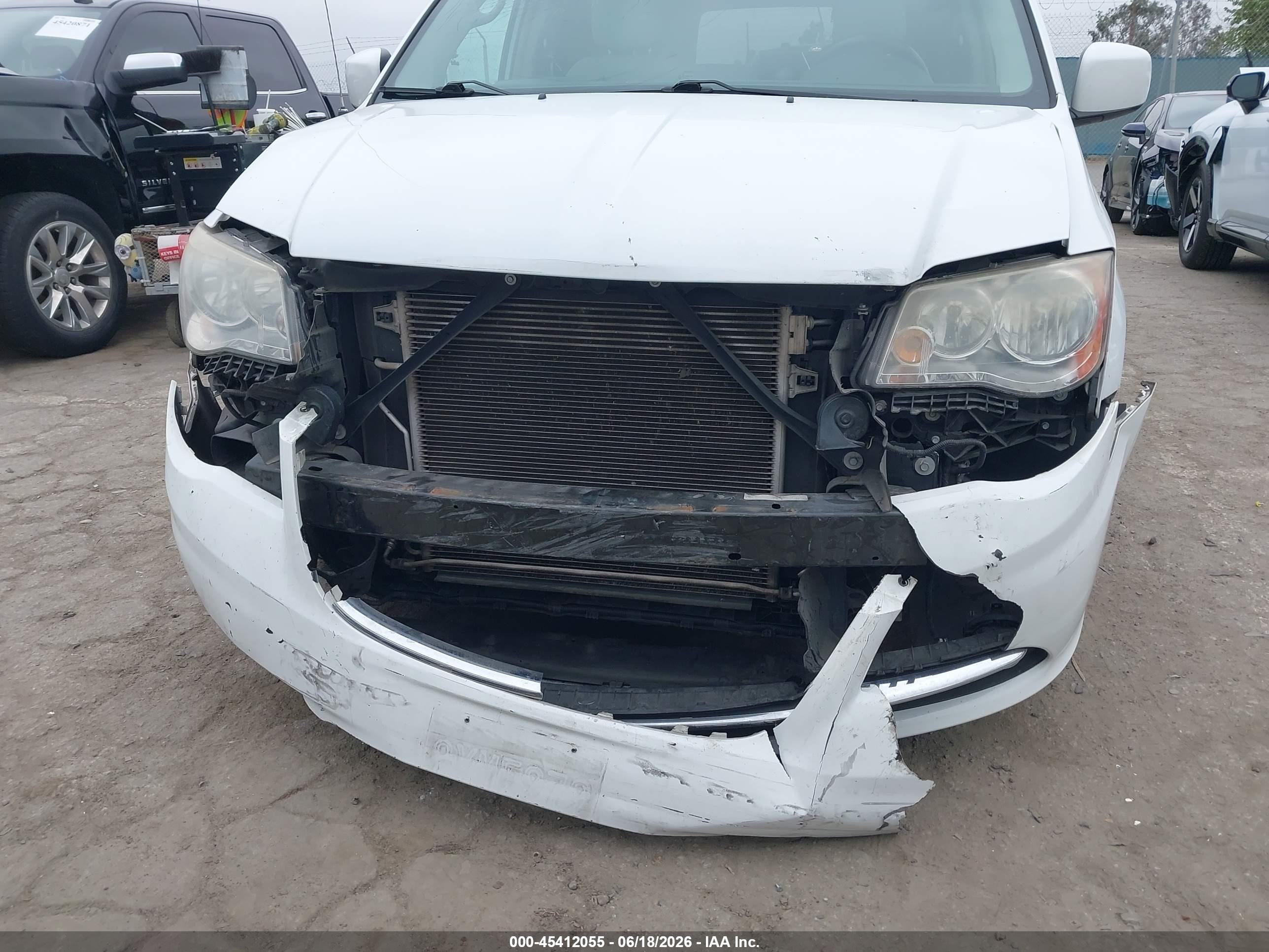 2014 Chrysler Town & Country Touring White vin: 2C4RC1BG6ER454426