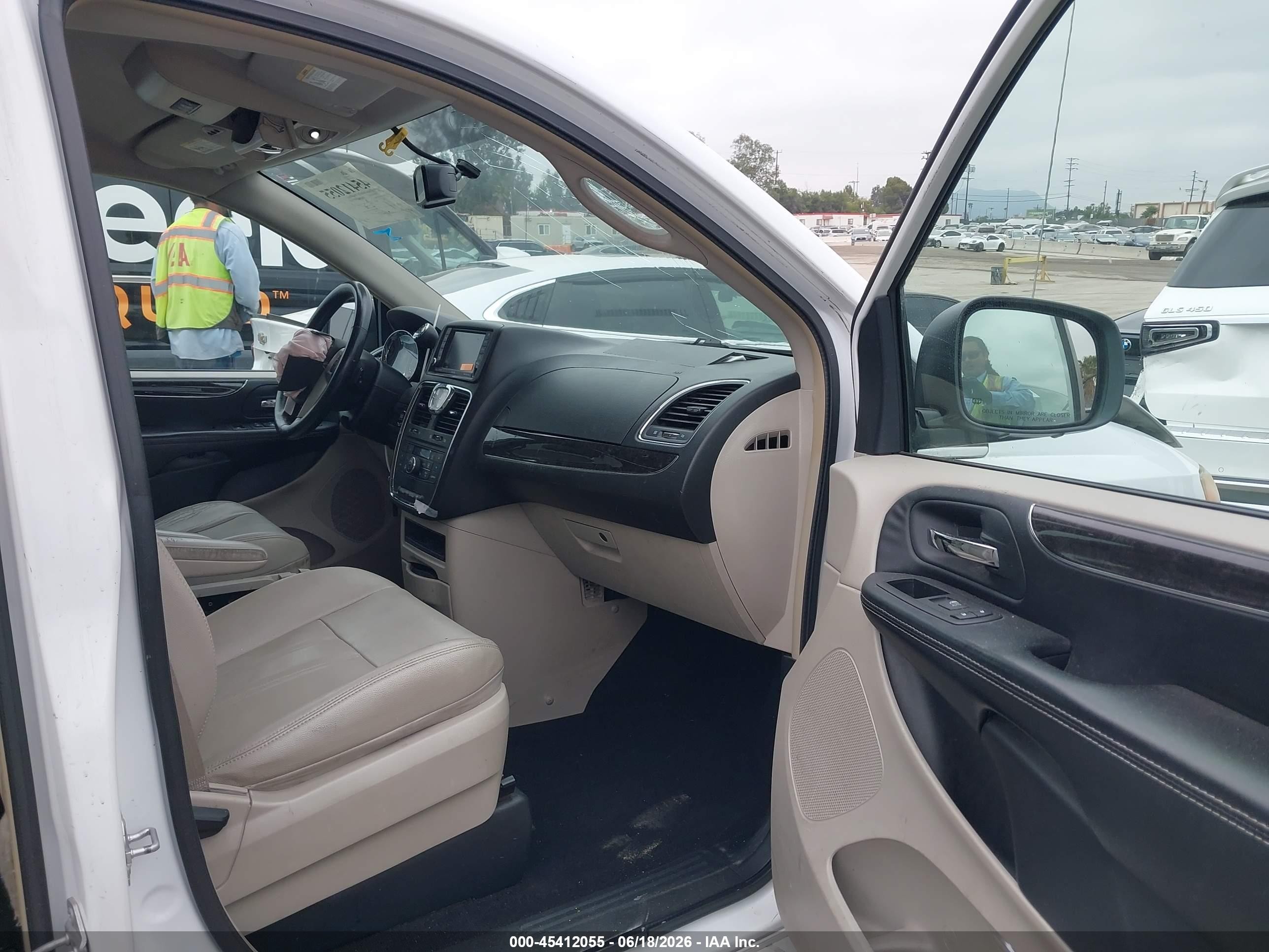 2014 Chrysler Town & Country Touring White vin: 2C4RC1BG6ER454426